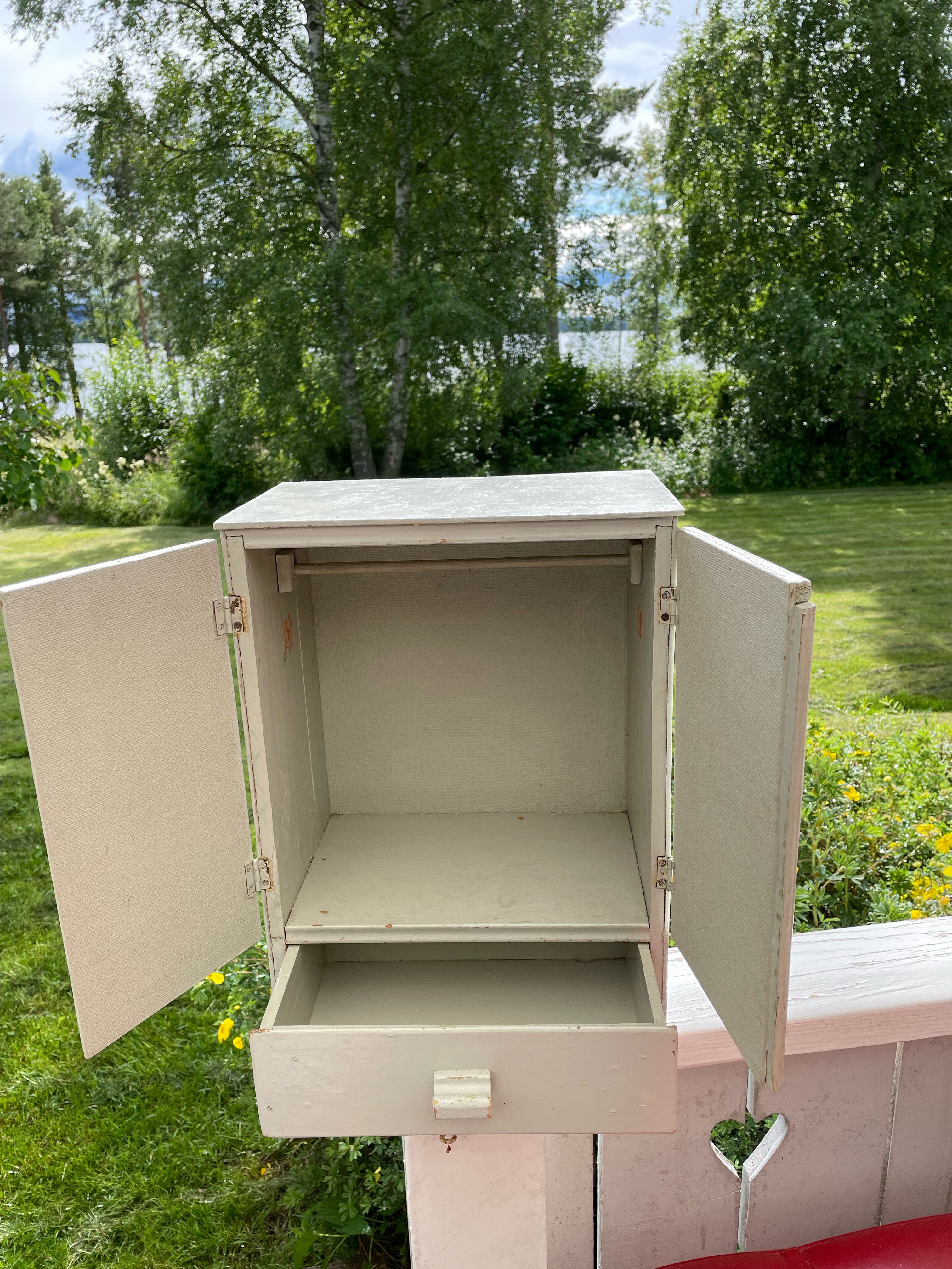 Fint vintage väggskåp , kanske något för sommar torpet ?
