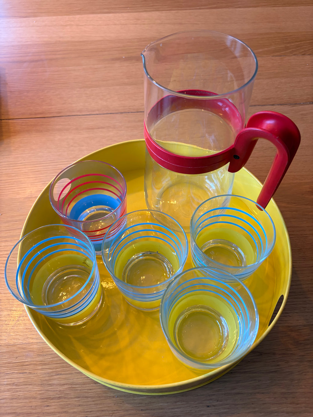 Jättecharmig somrig bricka med tillbringare och fem glas.