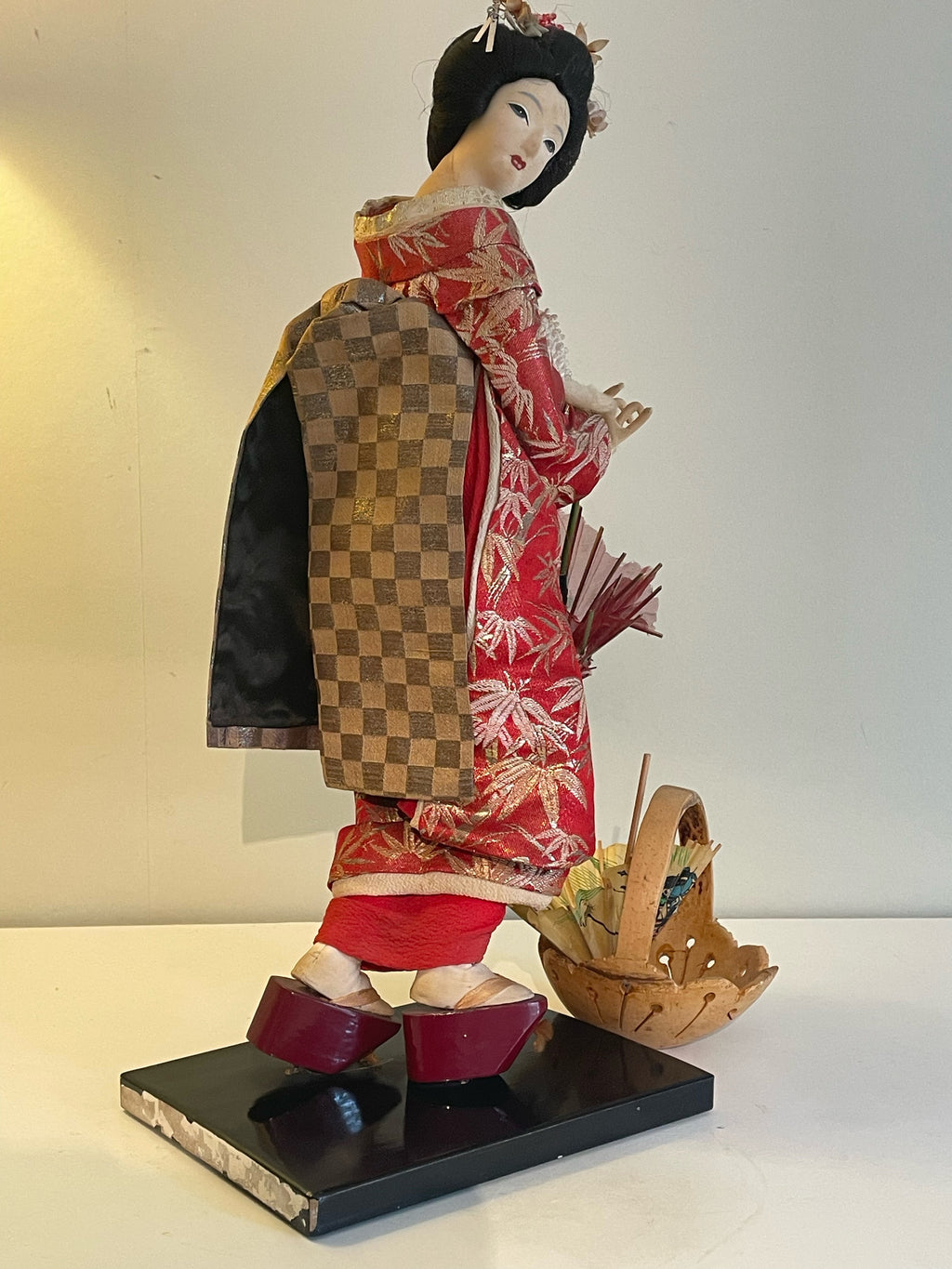 Vacker Geisha med autentisk kulturell kimono med medföljande vagn i mässing.