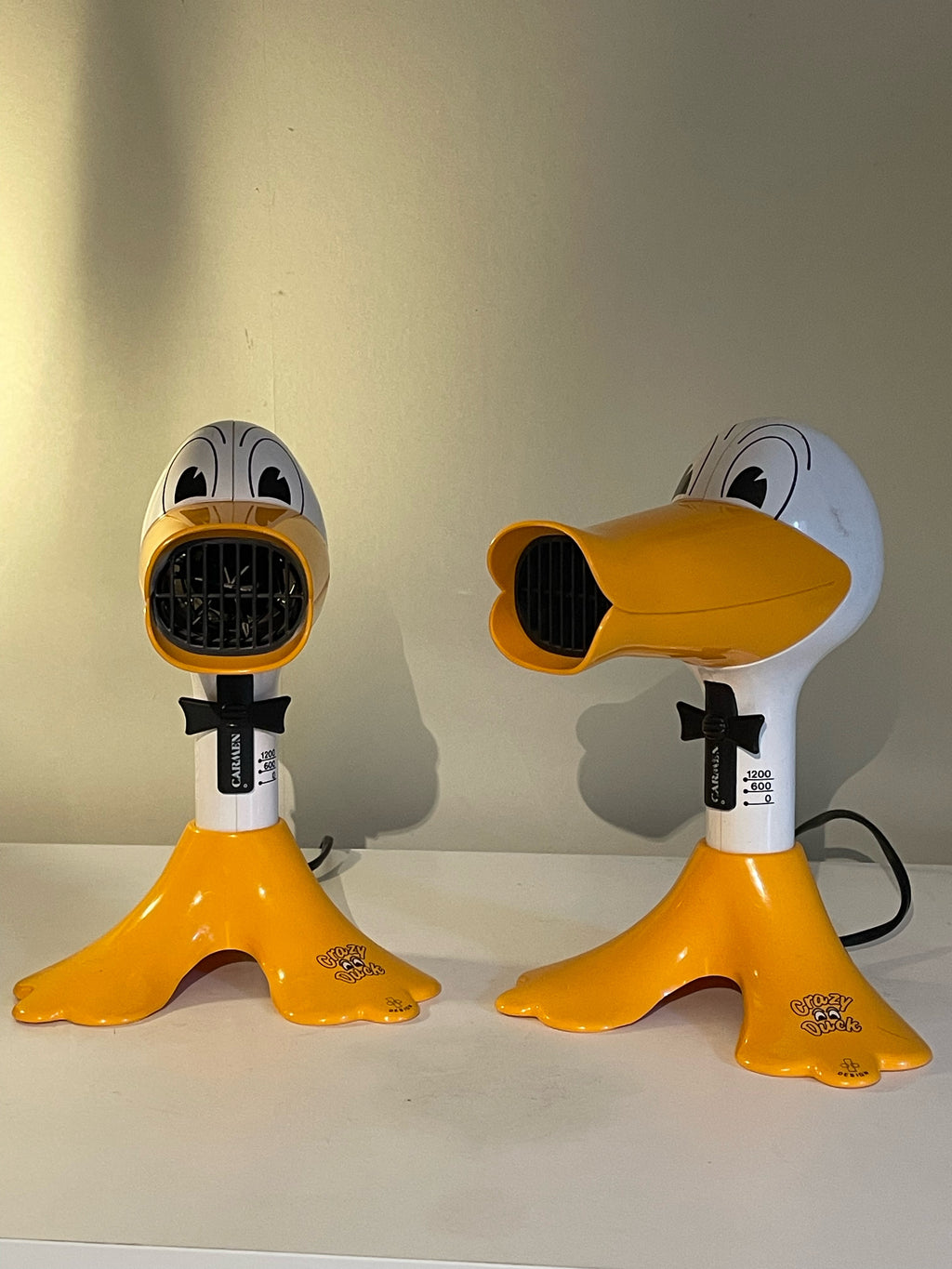 Två st vintage Crazy Duck hårfönar från Carmen design i nyskick.