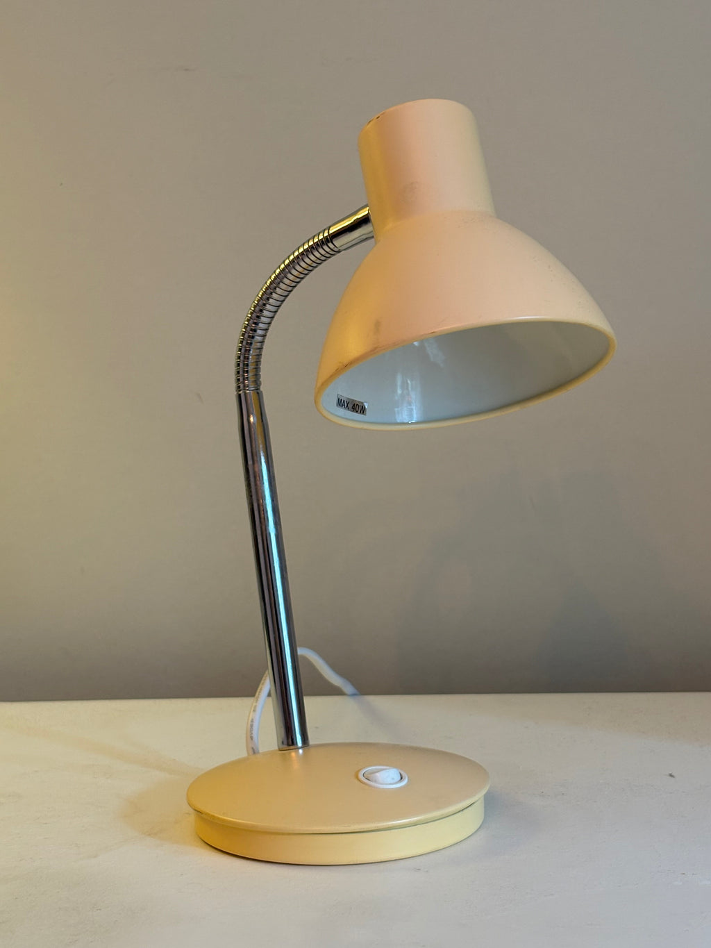 Vintage skrivbordslampa 1960 tal i fint skick.
