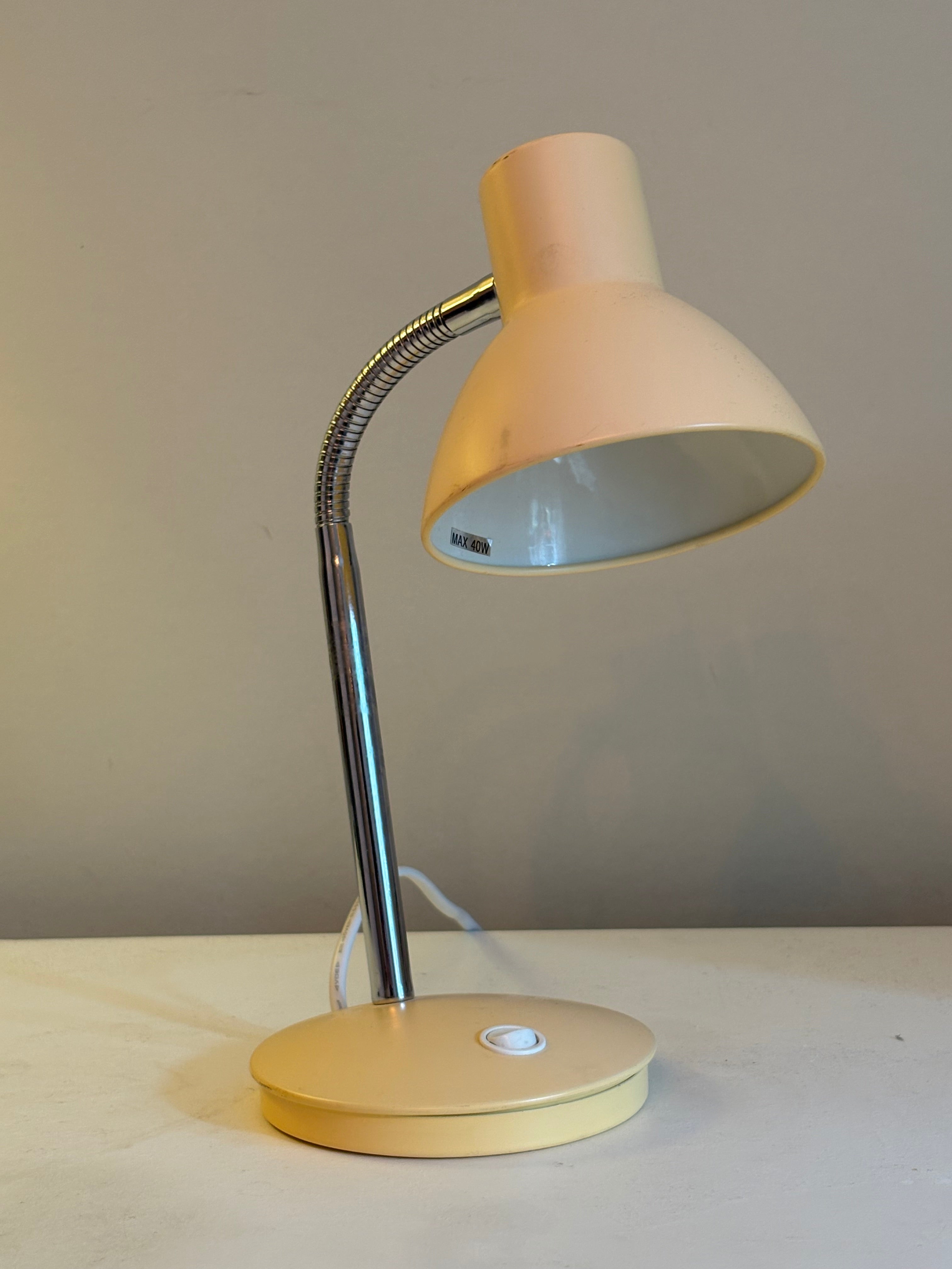 Vintage skrivbordslampa 1960 tal i fint skick.