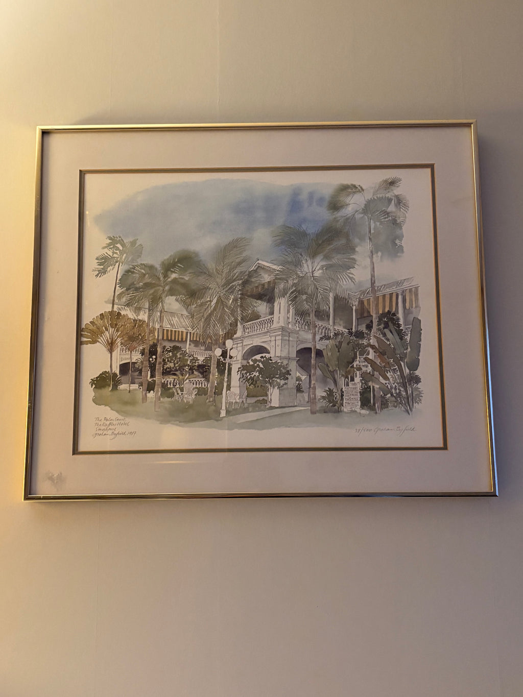 Vacker retro litografi utav konstnären Graham Byfield. The Palm Court, The Raffles Hotel Singapore 1987, Nr 38/500.