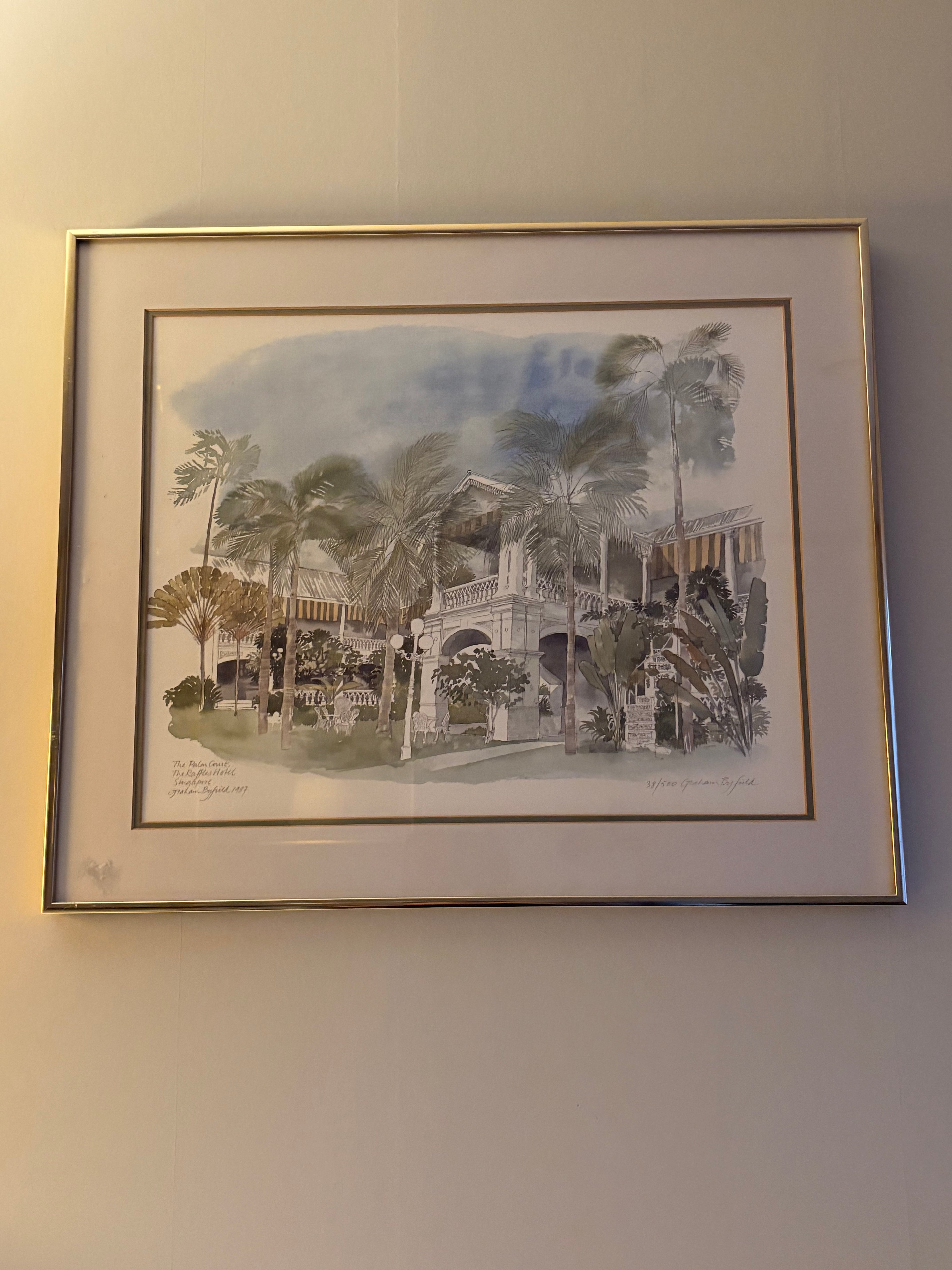 Vacker retro litografi utav konstnären Graham Byfield. The Palm Court, The Raffles Hotel Singapore 1987, Nr 38/500.