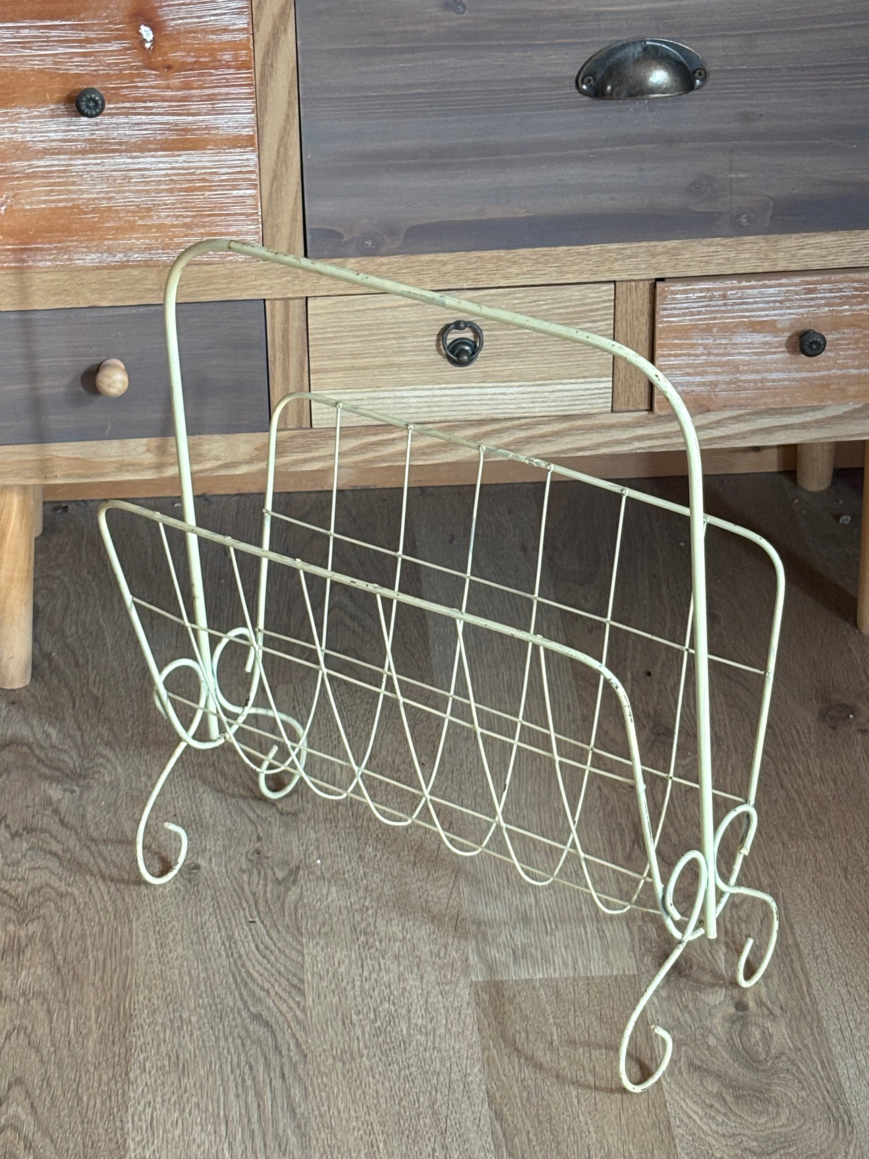 Vintage tidningsställ ” String” 1950 tal, design Nisse Strinning i pulverlackerad metalltråd.