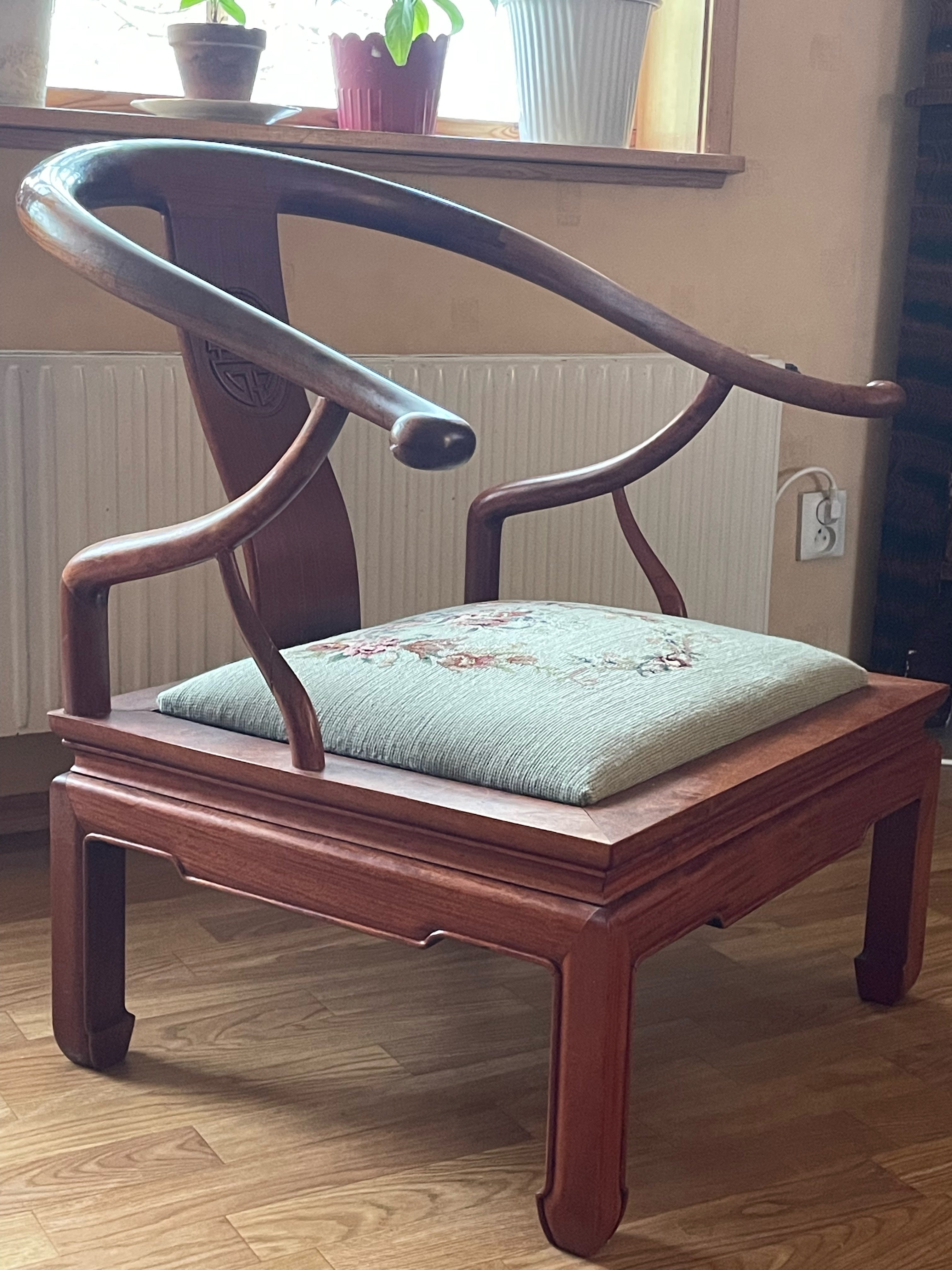 Två st antika Kinesiska ” Horseshoe Chairs i fint skick.