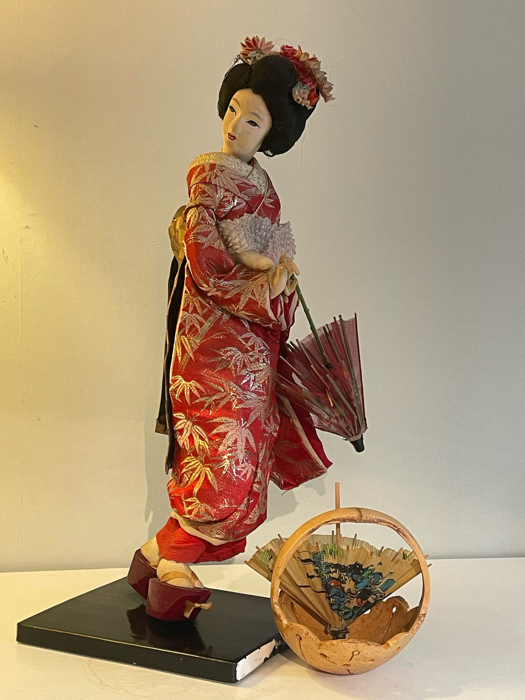 Vacker Geisha med autentisk kulturell kimono med medföljande vagn i mässing.