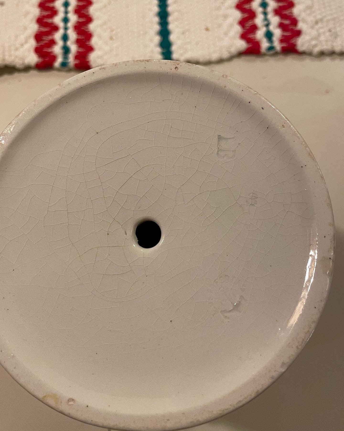 Antik vacker kruka. En kruka med unika signaturer och märkningar från Gustafsberg 1860 tal i mycket fint skick.