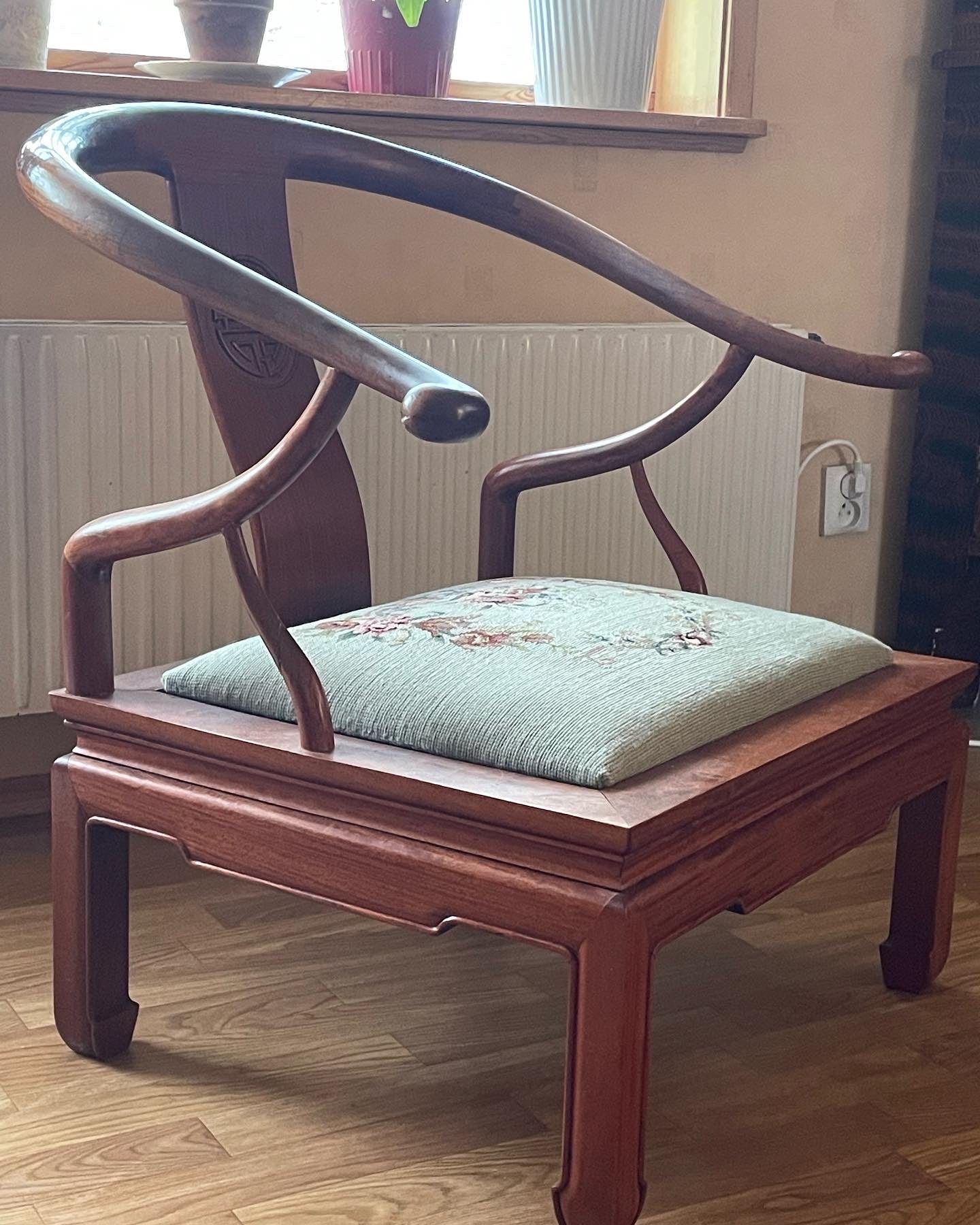 Två st antika Kinesiska ” Horseshoe Chairs i fint skick.