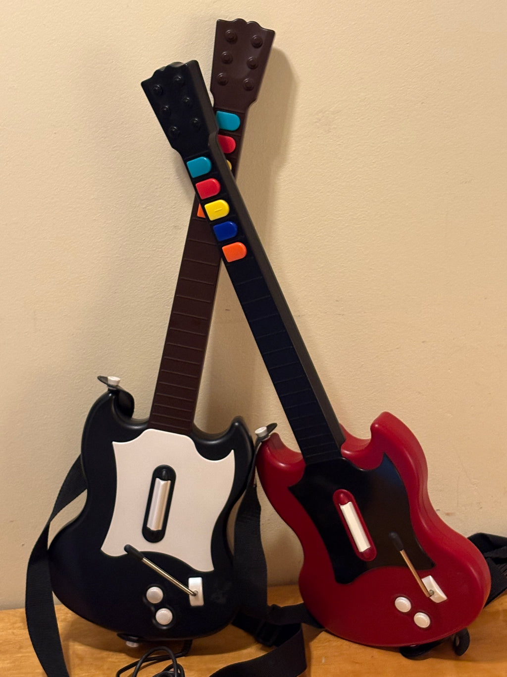 Två st retro Guitar Hero gitarrer för Playstation 2 i nyskick.