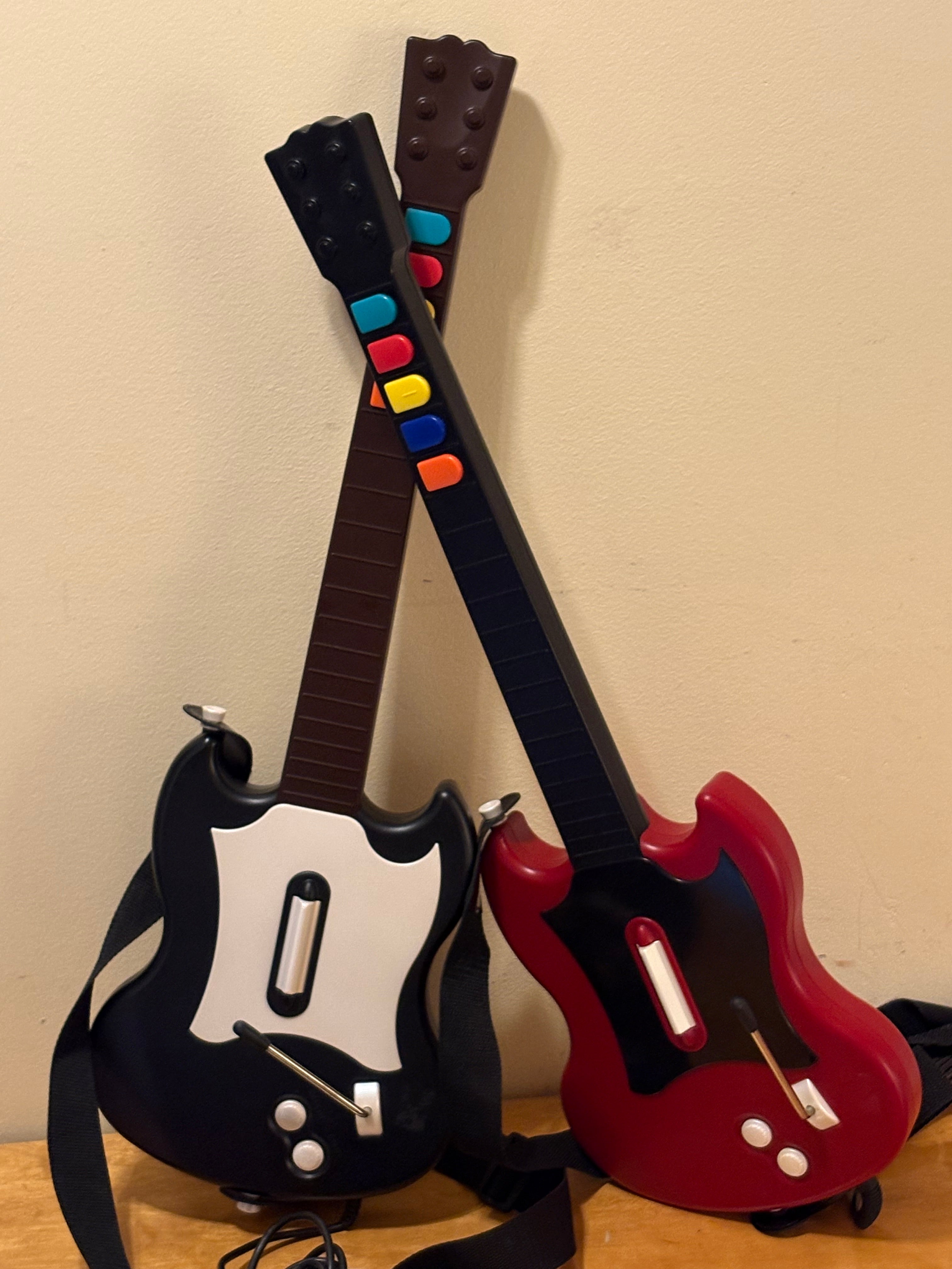 Två st retro Guitar Hero gitarrer för Playstation 2 i nyskick.