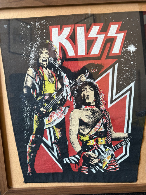Ett stort original vintage patch märke  i tyg på ”KISS”.