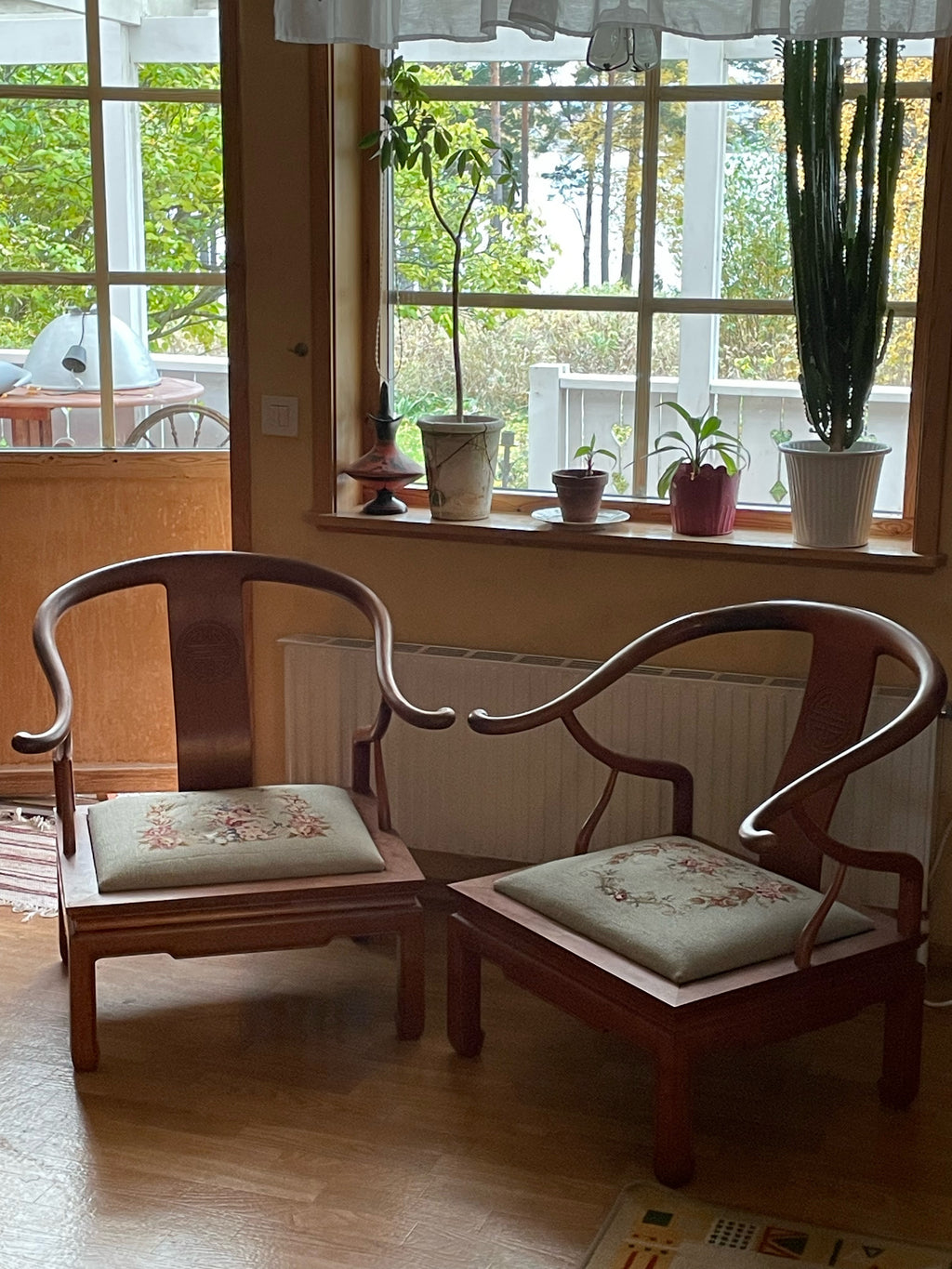 Två st antika Kinesiska ” Horseshoe Chairs i fint skick.