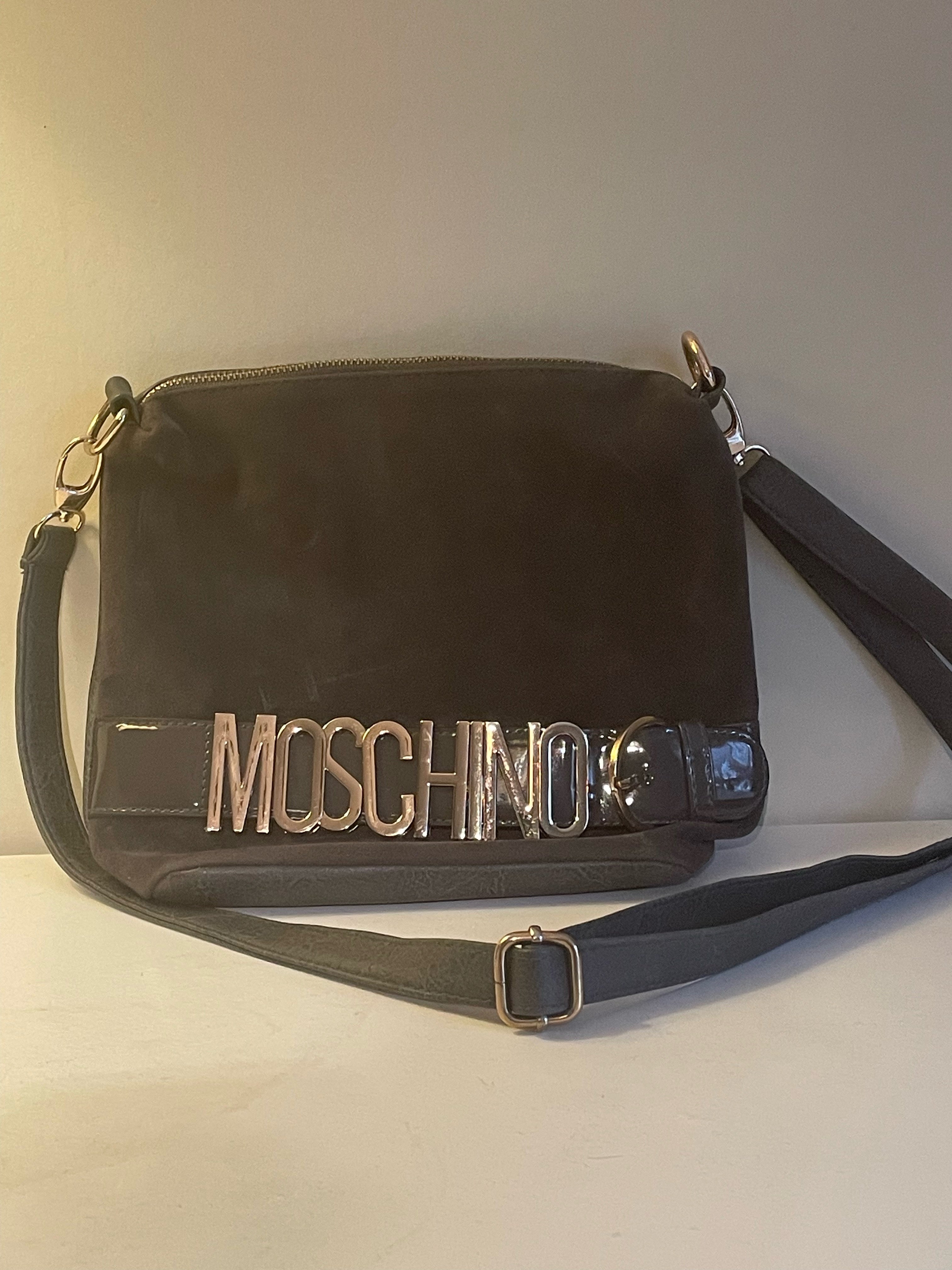 Vacker chick damhandväska i skinn från Moschino i fint skick.