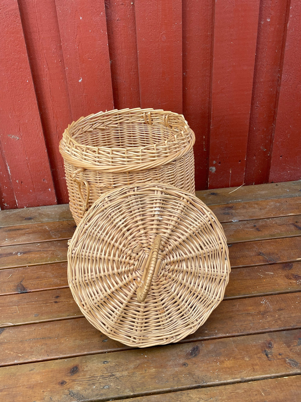 Vacker flätad korg med lock i nyskick ca 50-60 cm hög.