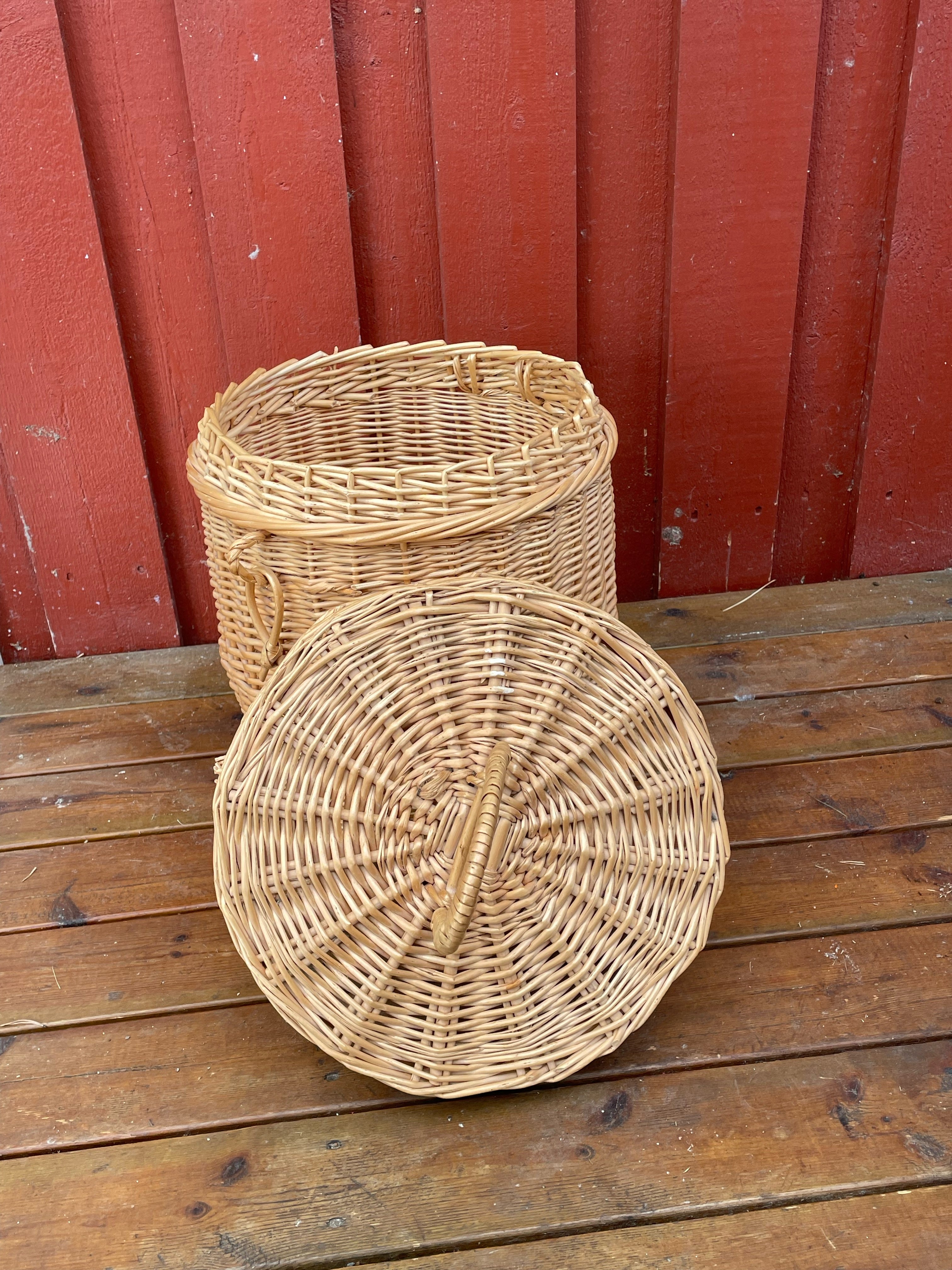 Vacker flätad korg med lock i nyskick ca 50-60 cm hög.