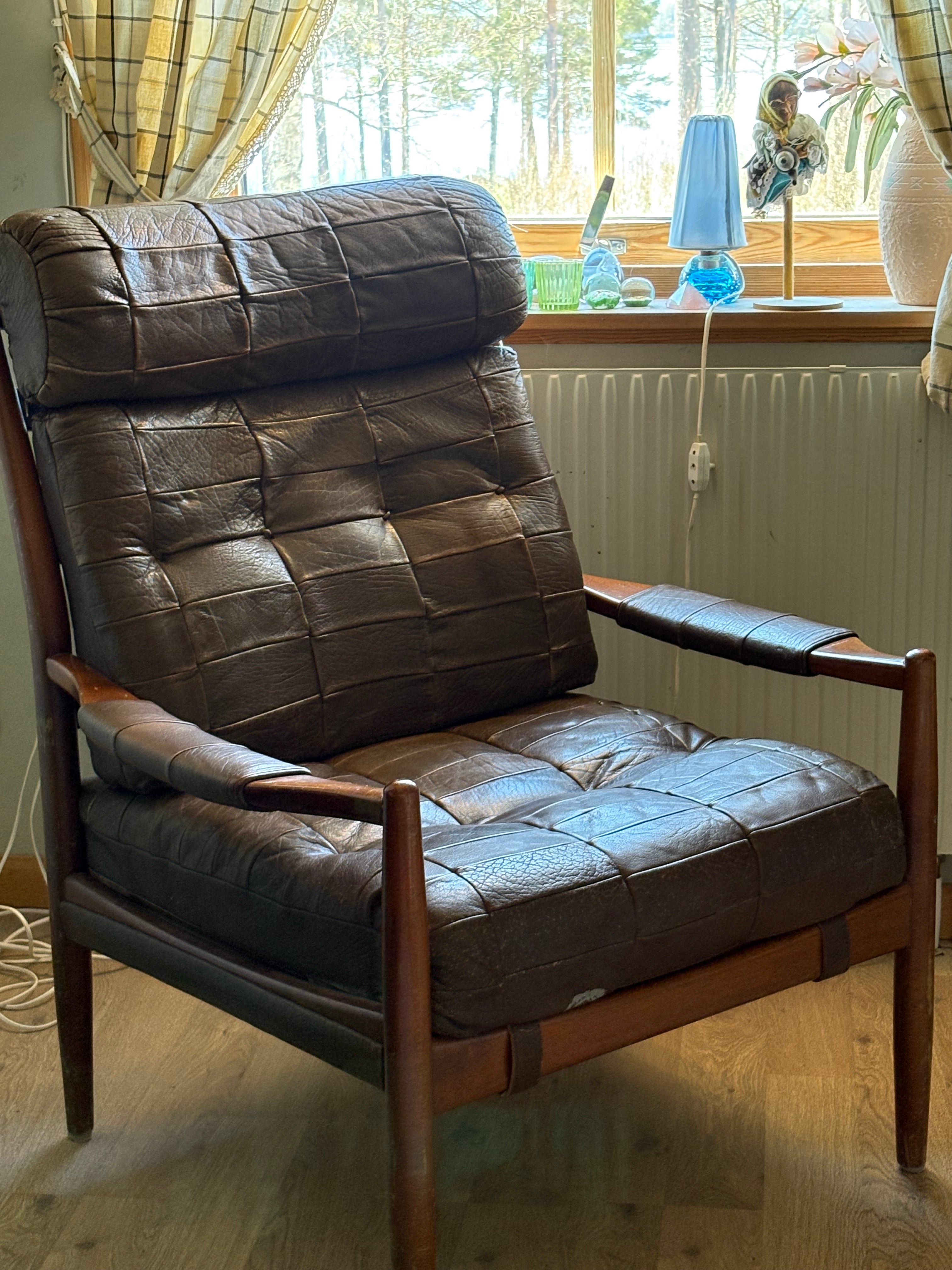 Vacker antik karmstol 1930 tal i Art Deco i skinn med underbar patina i mycket fint skick.