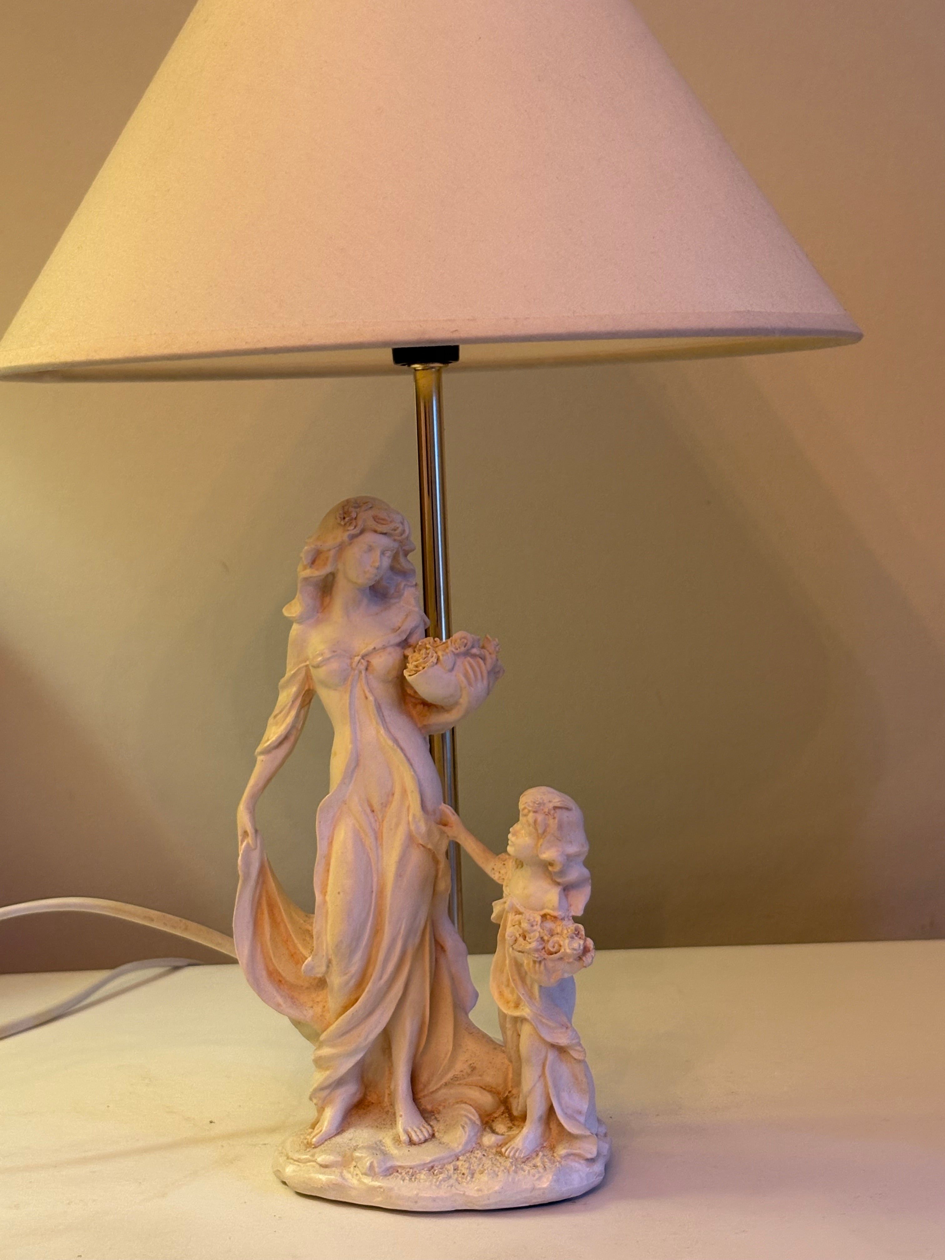 Mycket vacker bordslampa med porslins figurin i nyskick.