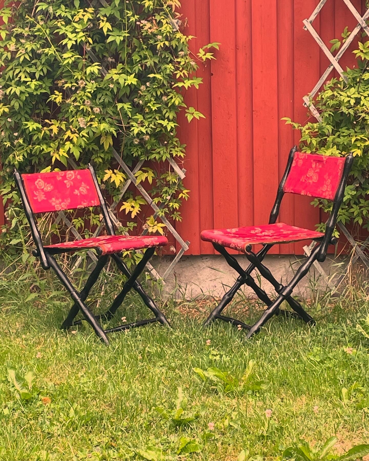 Två st antika ihopfällbara stolar med vackert tyg i sits och ryggstöd.