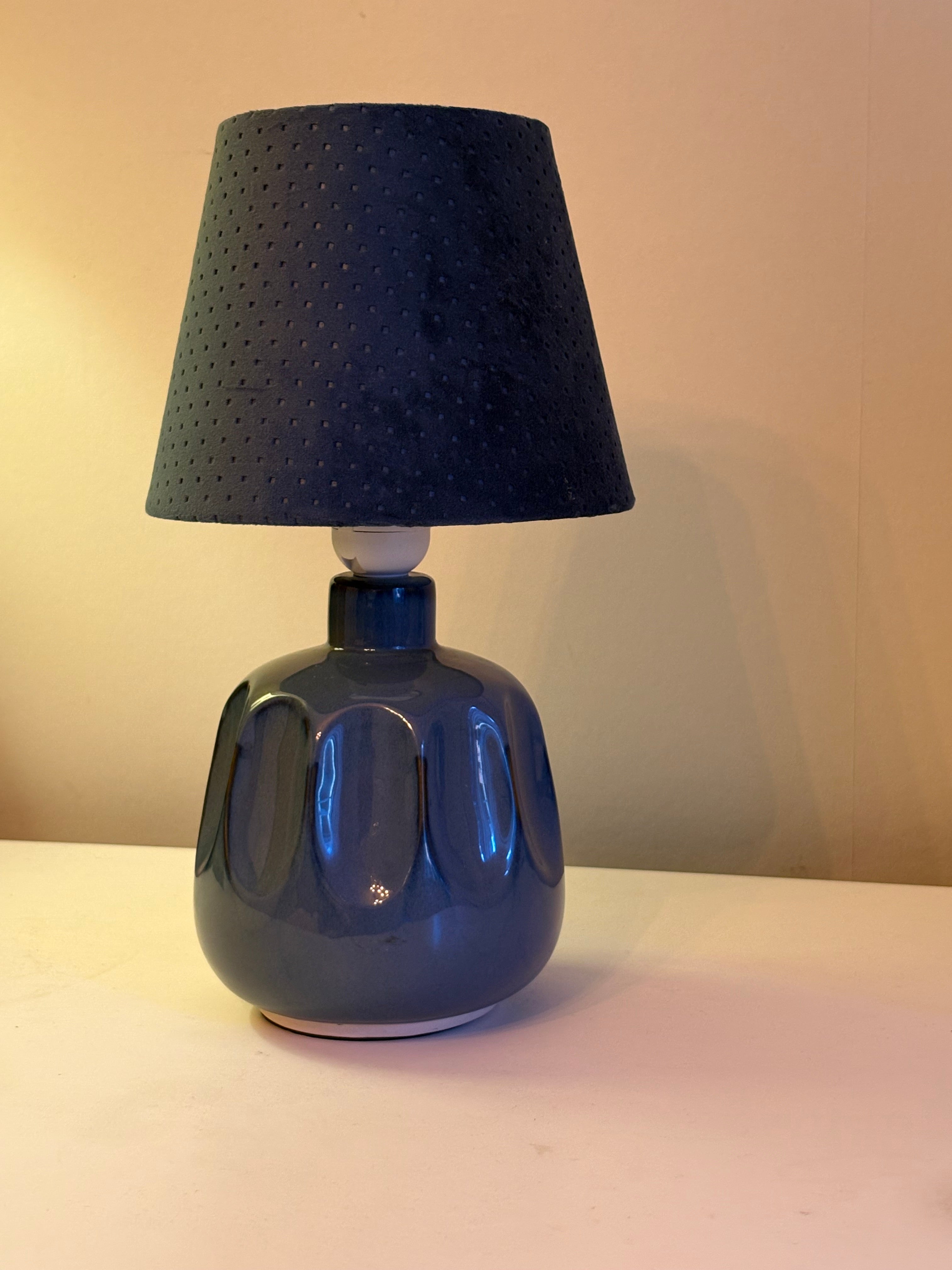 Vacker retro bordslampa i porslin med fin blå skärm.