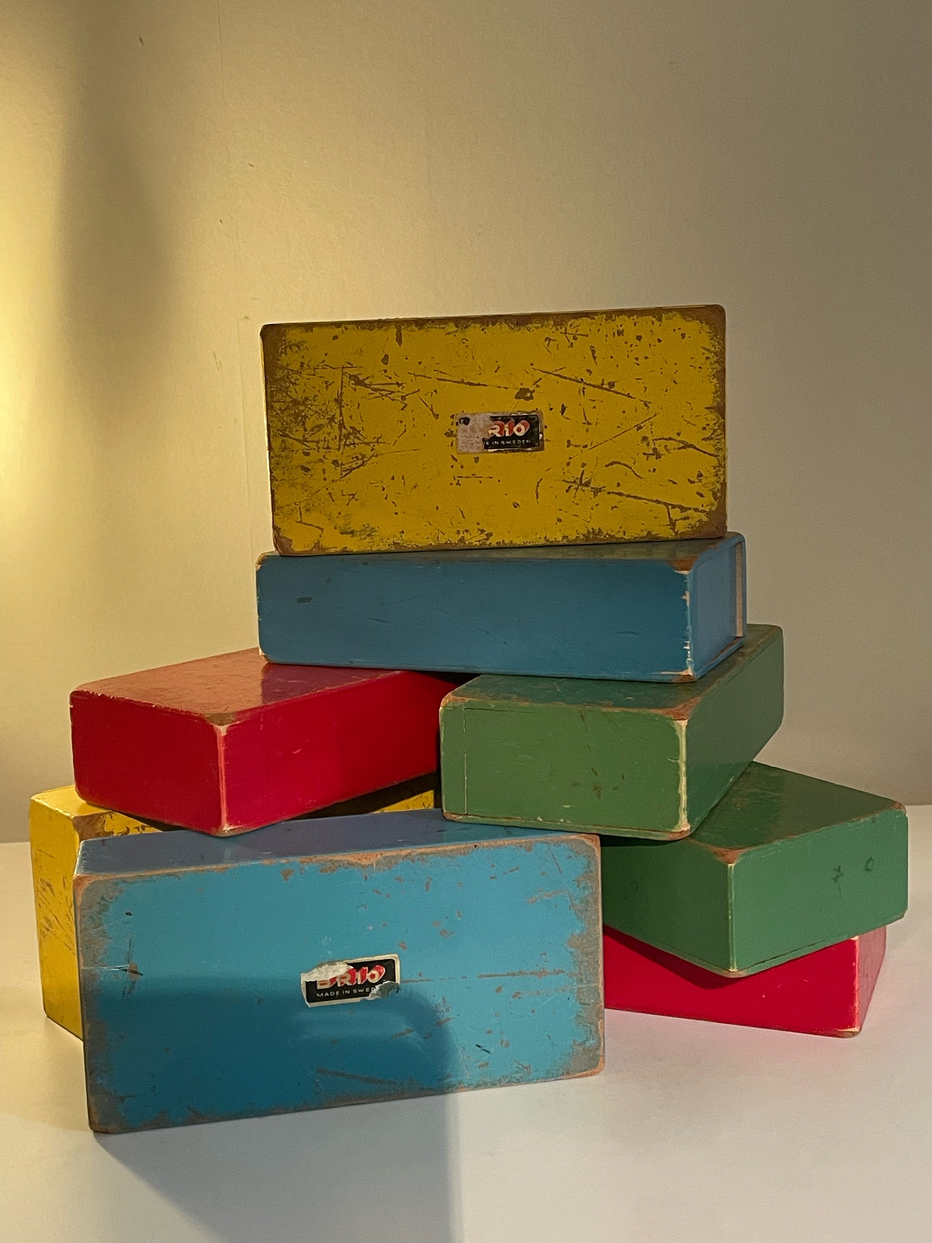 Åtta st vintage stora klossar från BRIO med härlig patina.