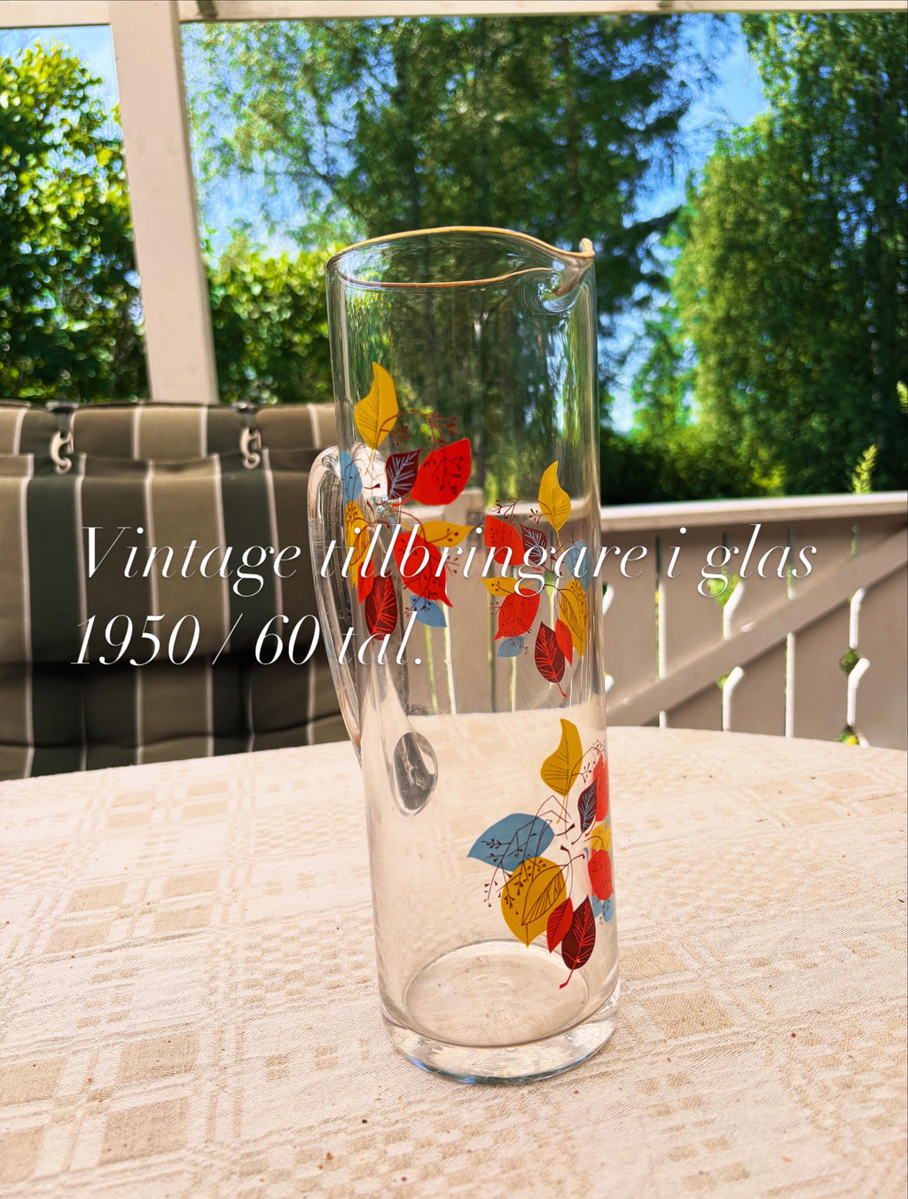 Hög smal tillbringare i glas 1950 tal vackert dekorerad.