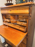 En liten vacker antik chiffonje med underbar patina.