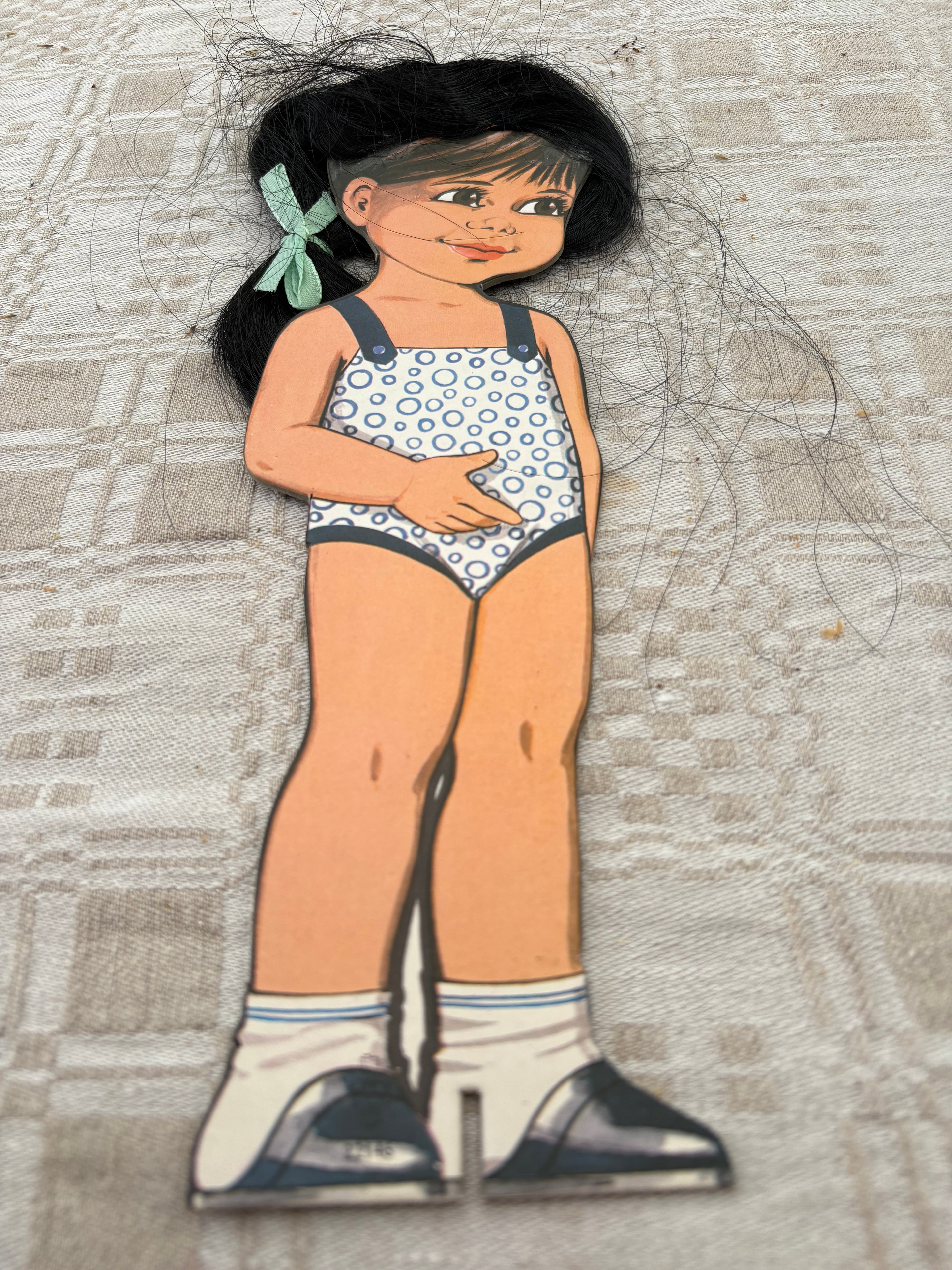 Vintage kartong docka med olika kläder i papper. Allt i nyskick och är oanvänt.