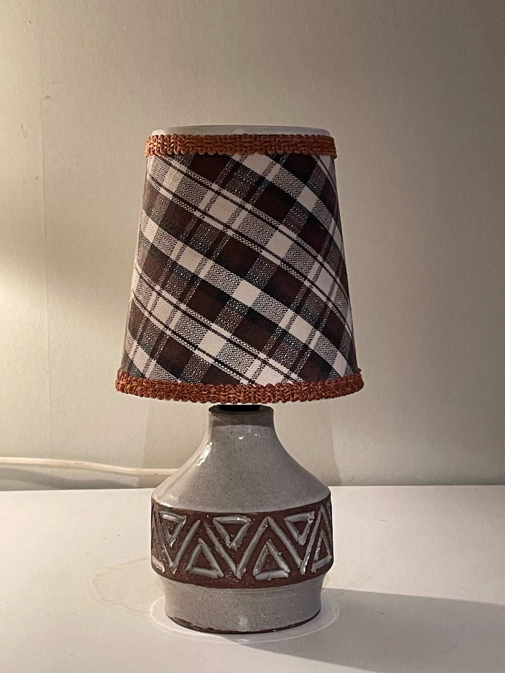 Snygg liten vintage bordslampa i keramik med tidsklassisk skärm 1970 tal.