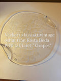 Vackert klassiskt vintage ostfat från Kosta Boda 1970 tal. Ostfatet ” Grapes”