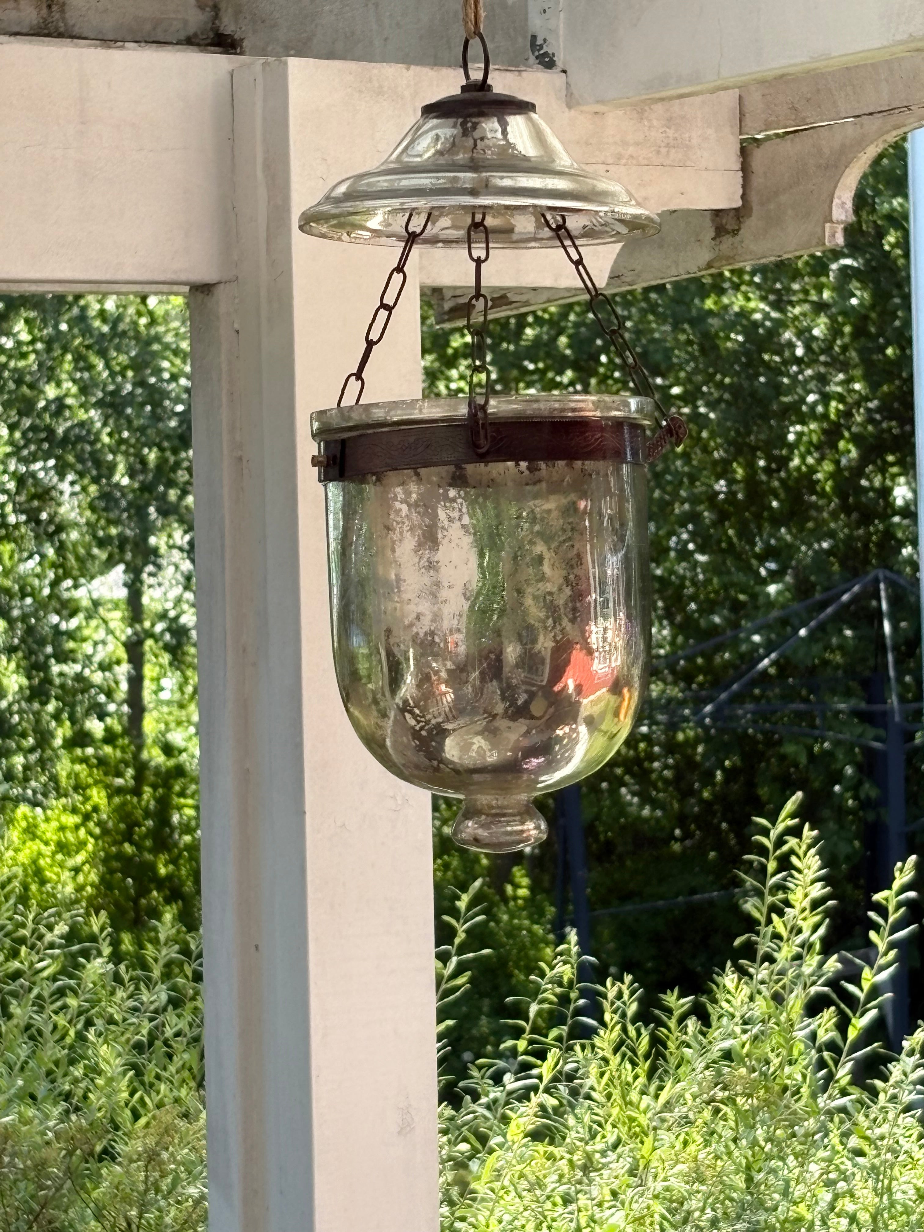 Antik glass bell jar lykta i bra skick med charmig patina.