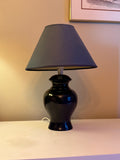 Vacker retro bordslampa i porslin med blå skärm.