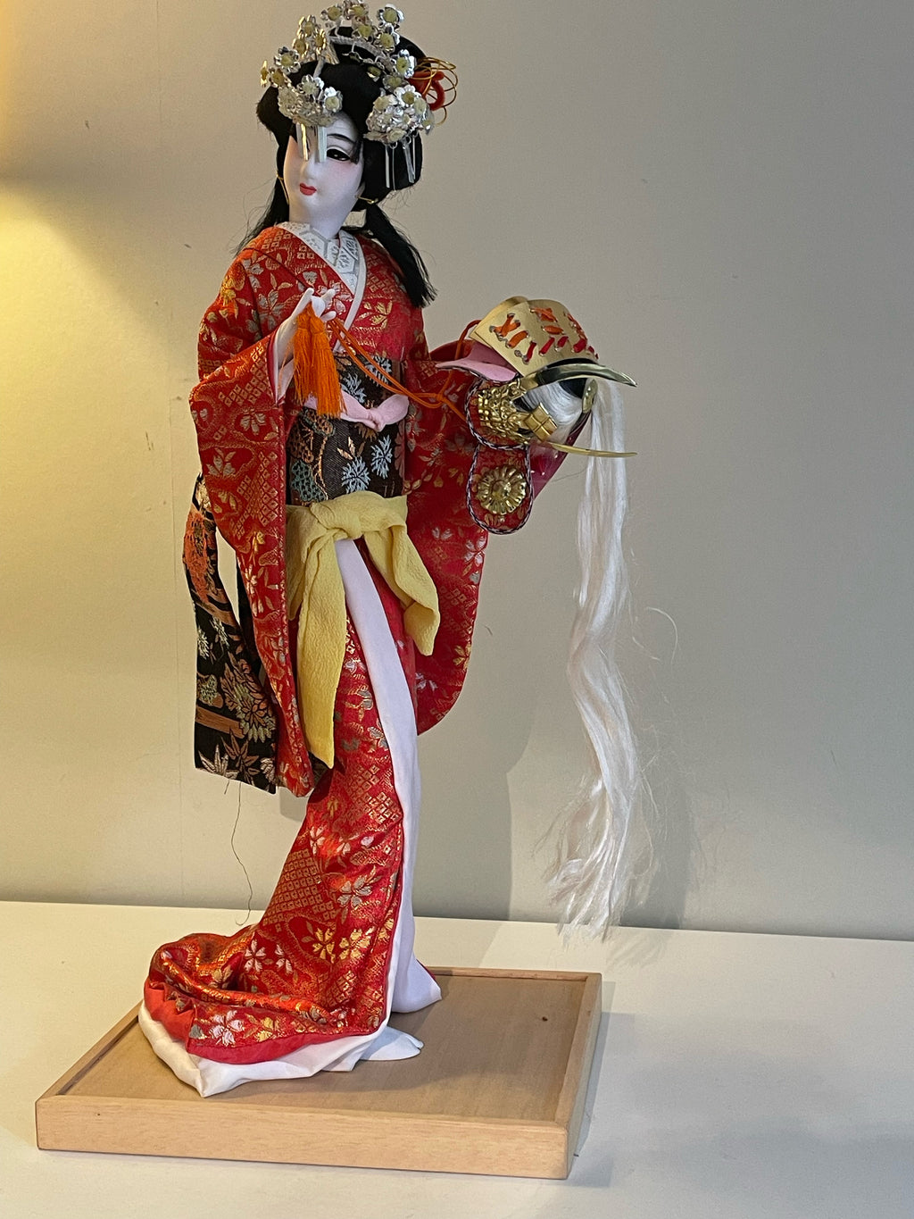 Vacker Geisha docka med autentisk kulturell kimono med vagn i mässing i nyskick.