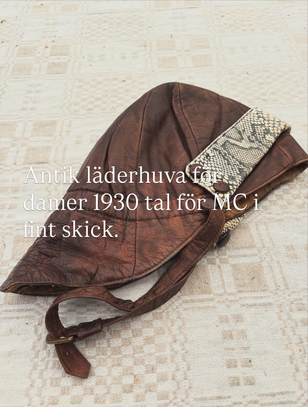 Antika läderhuvor för man och kvinna för MC och öppen bil samt två par antika skinnhandskar för kvinnor. 1930 - 1950 tal.