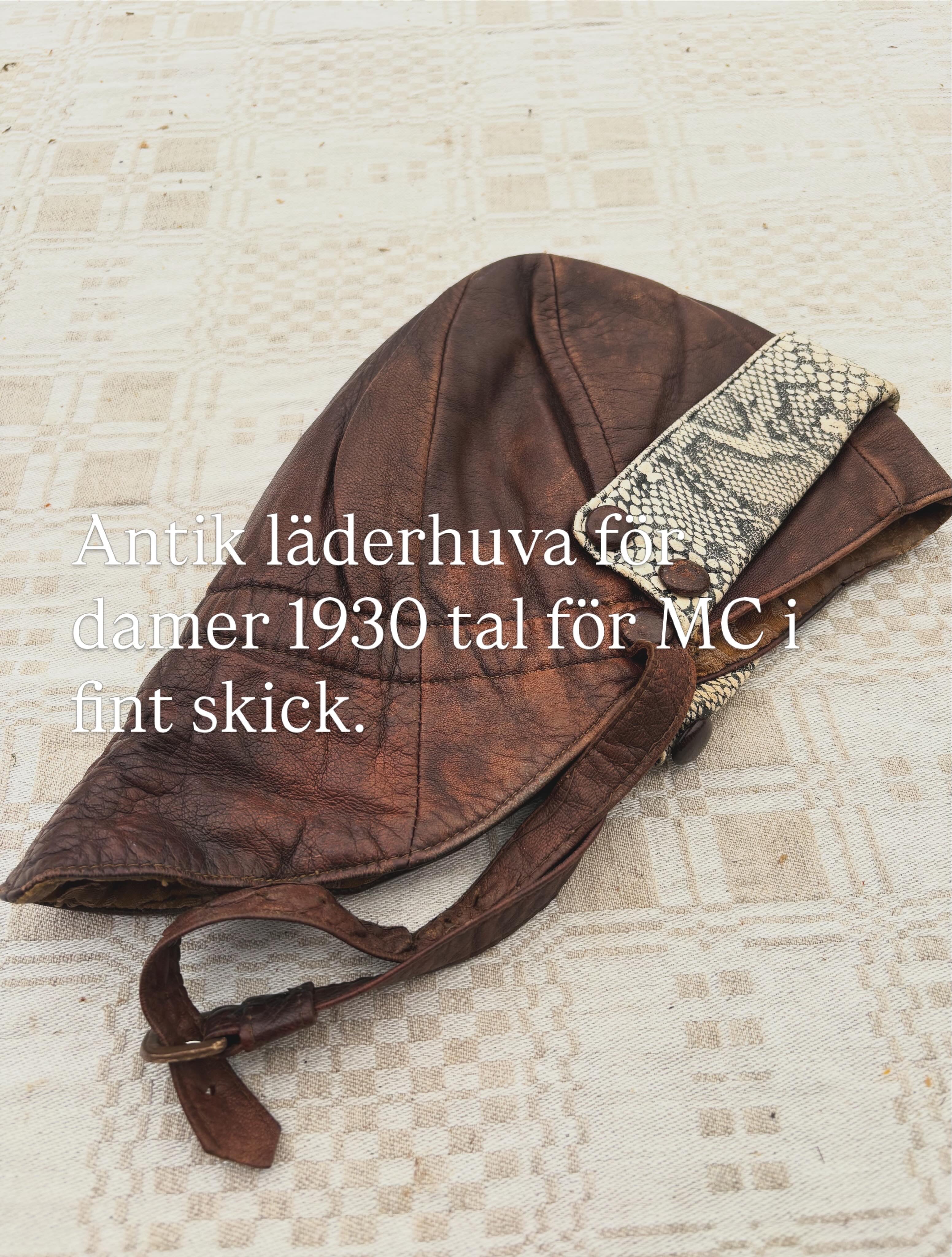 Antika läderhuvor för man och kvinna för MC och öppen bil samt två par antika skinnhandskar för kvinnor. 1930 - 1950 tal.