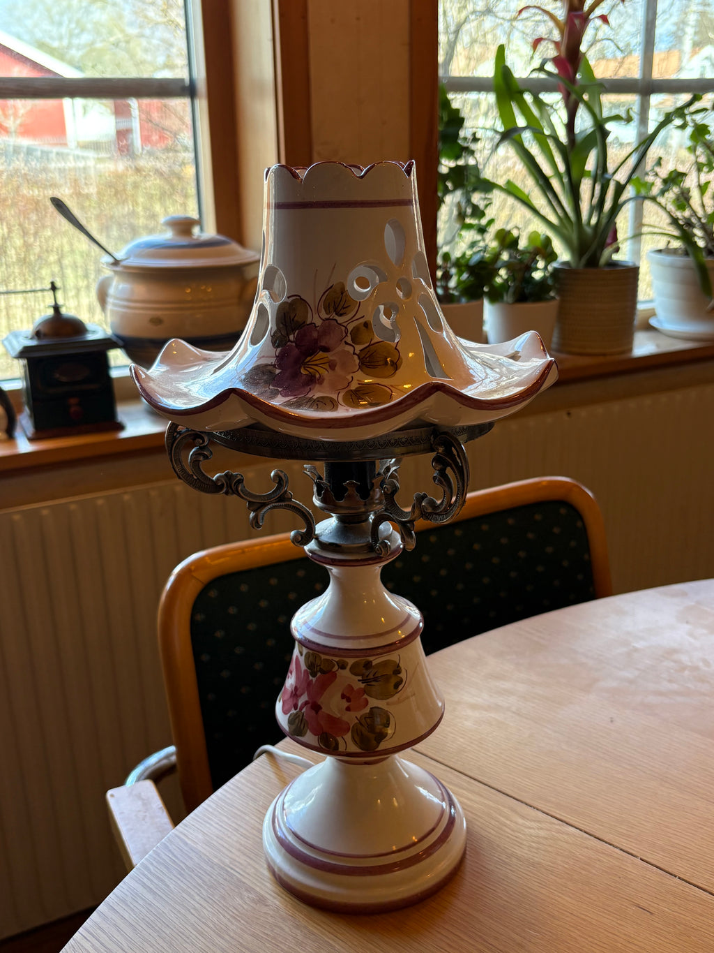 Kul och annorlunda vintage bordslampa i emalj 1970 tal.