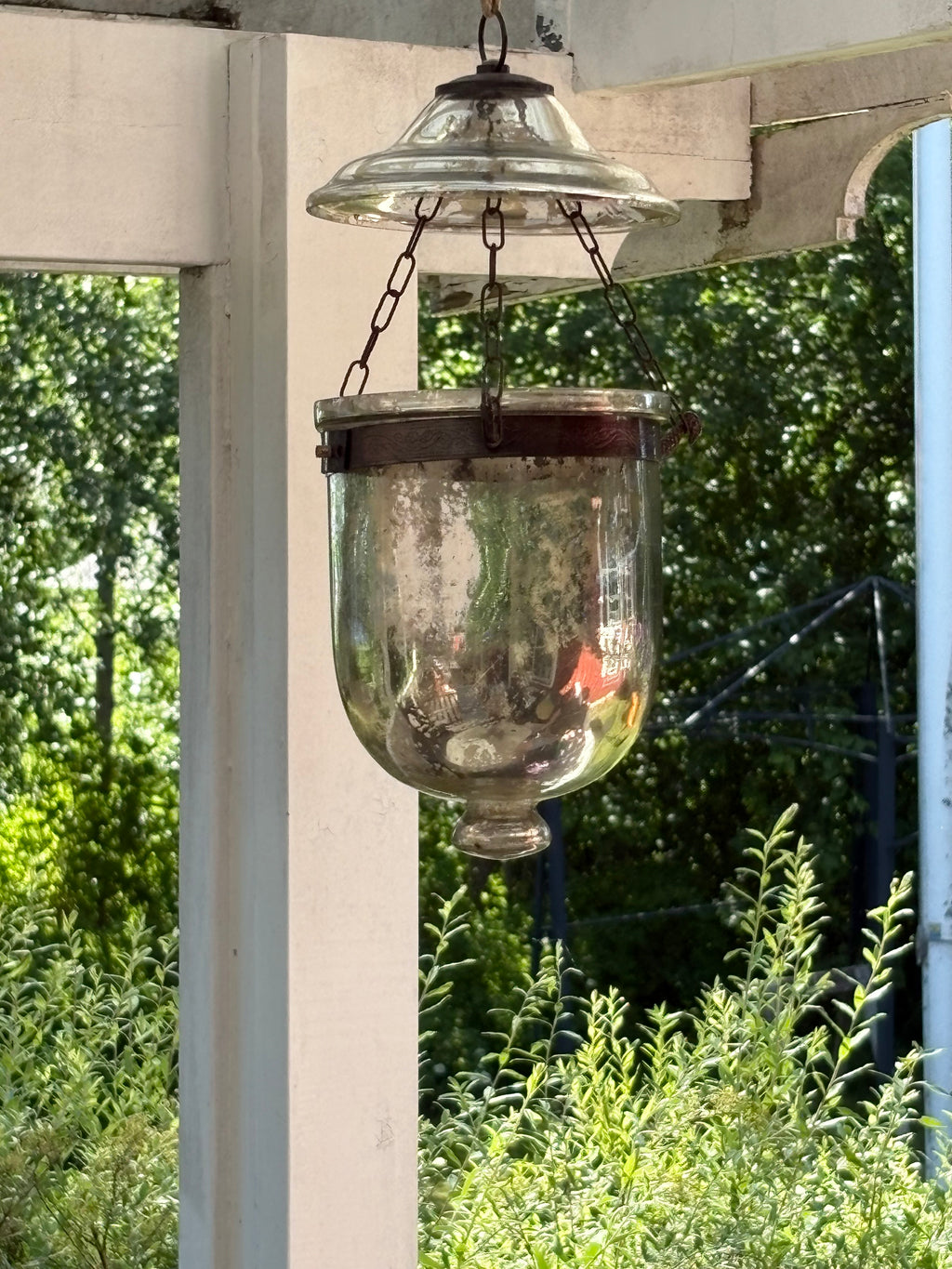 Antik glass bell jar lykta i bra skick med charmig patina.