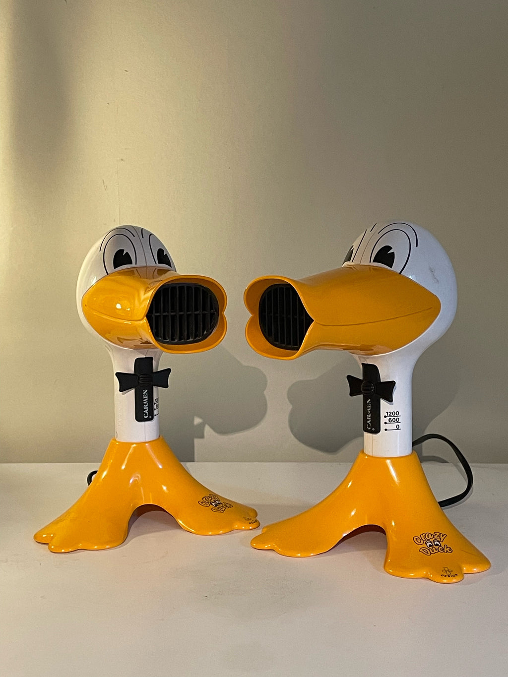 Två st vintage Crazy Duck hårfönar från Carmen design i nyskick.