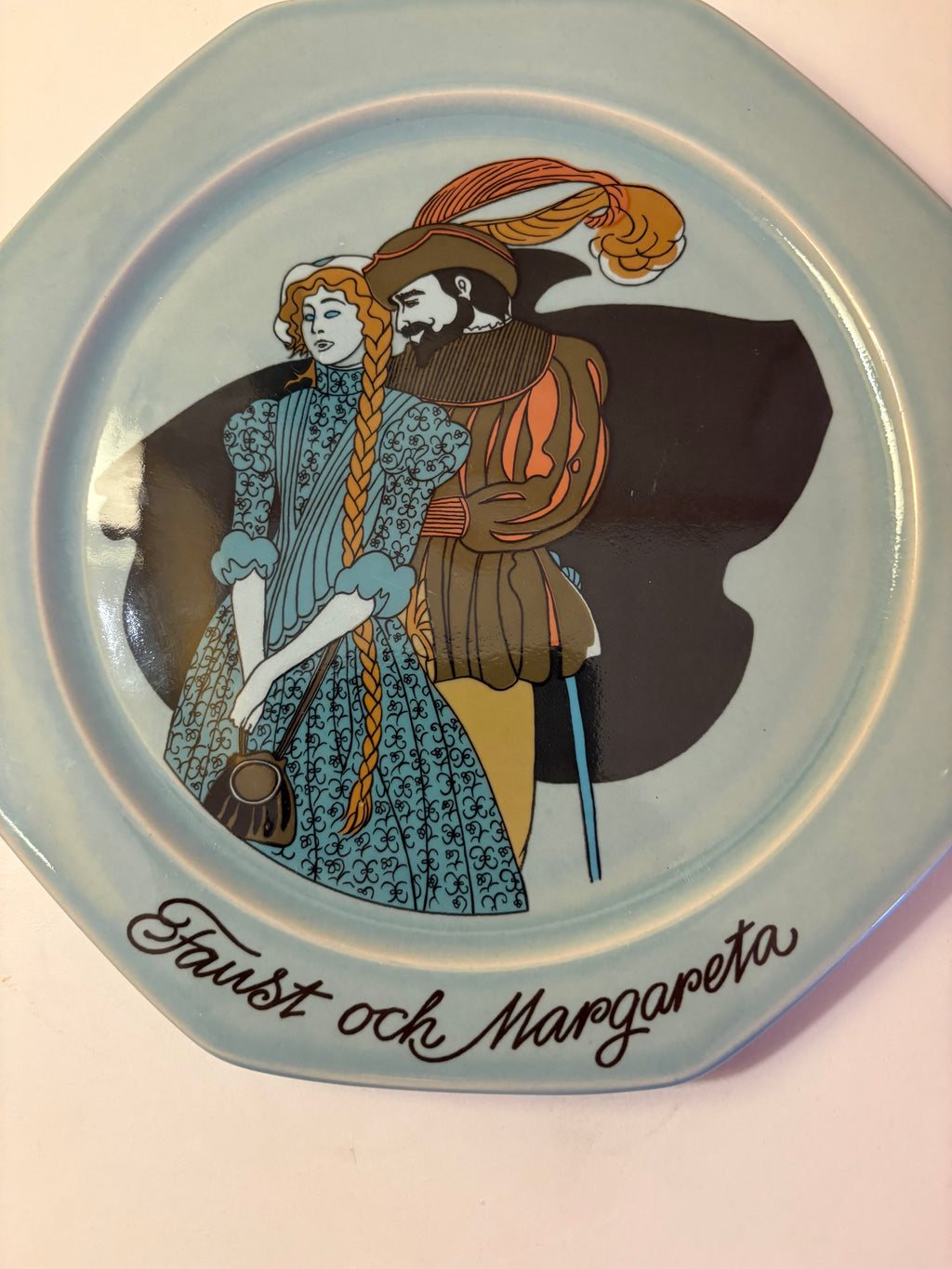Fyra st vackra vintage dekorations tallrikar från Höganäs keramik 1970 tal. Design Åke Arenhills i nyskick.