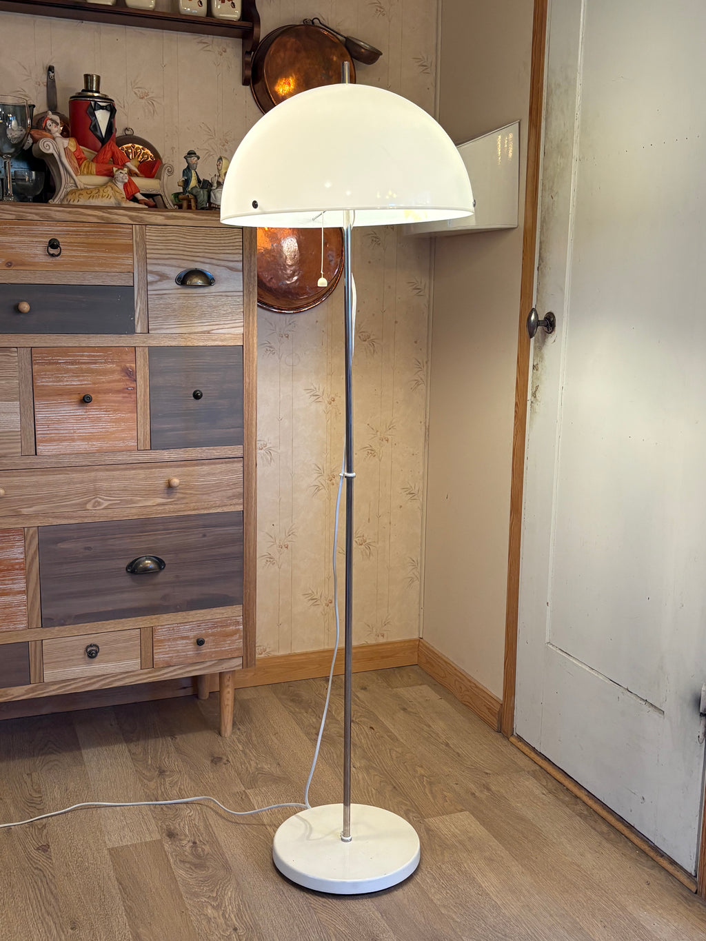 Snygga fina vintage golvlampan från Fagerhults 1960 tal med den vita plast kupolen.