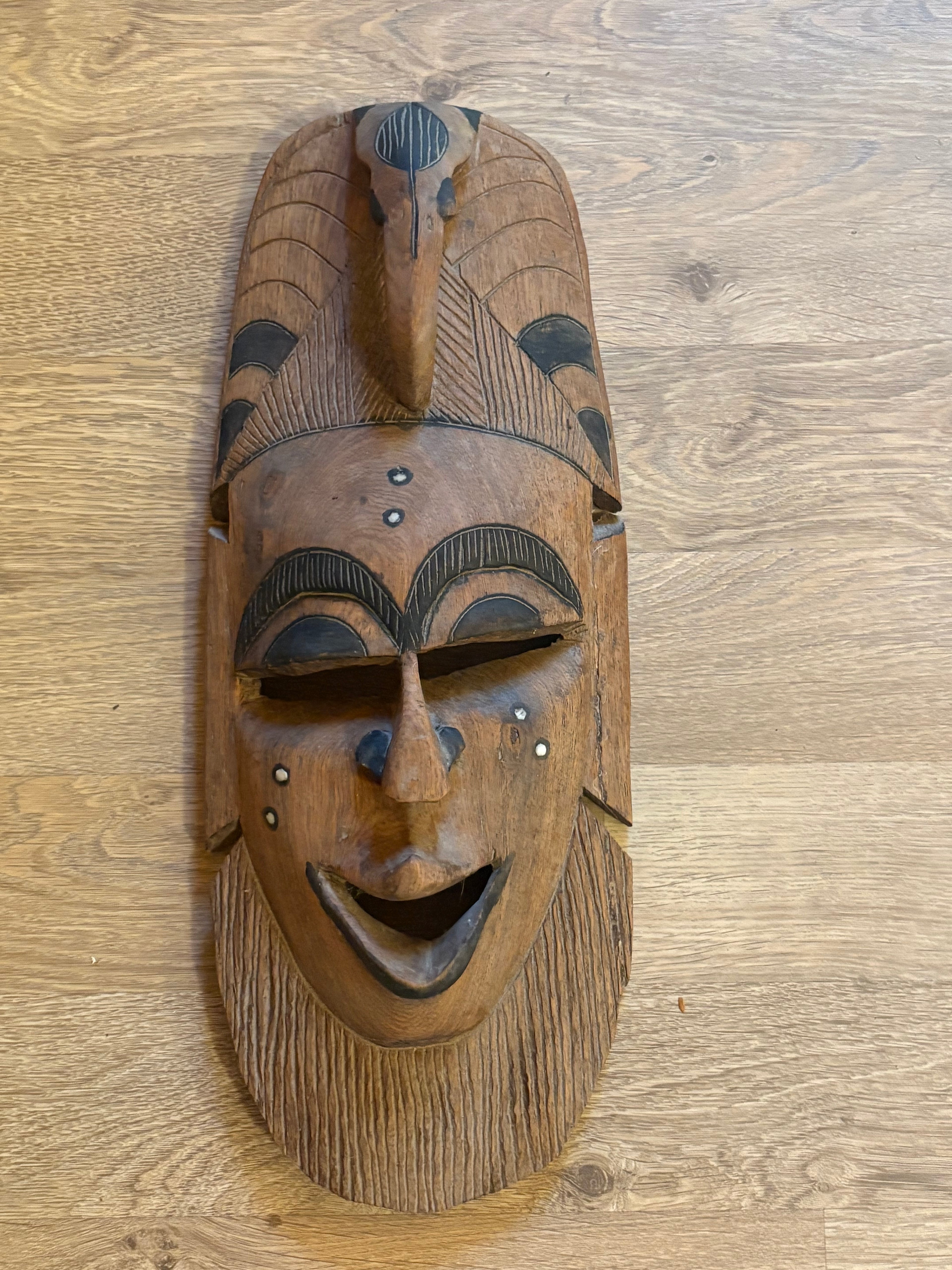 Autentisk trä ansiktsmask med tydlig centralafrikansk / Kongolesisk koppling. Songye Kifwebe alt Luba.