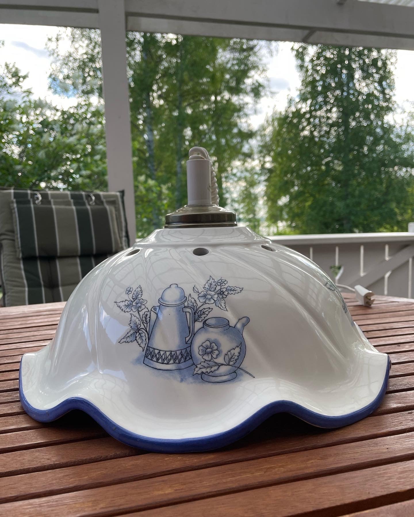 Vacker retro taklampa i porslin fint dekorerad.