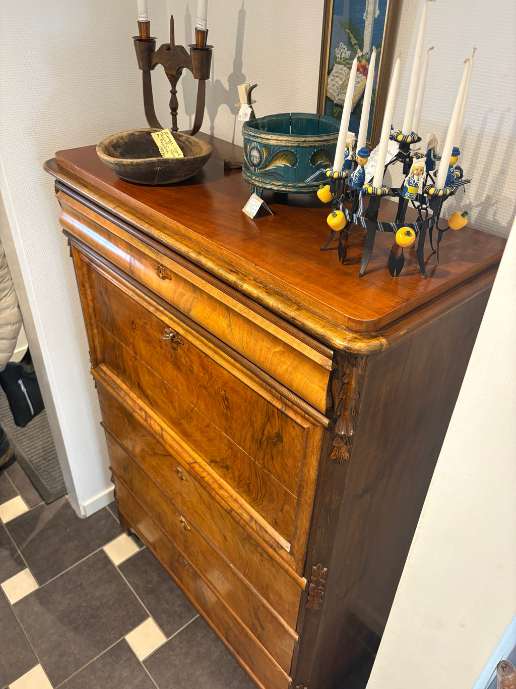 En liten vacker antik chiffonje med underbar patina.