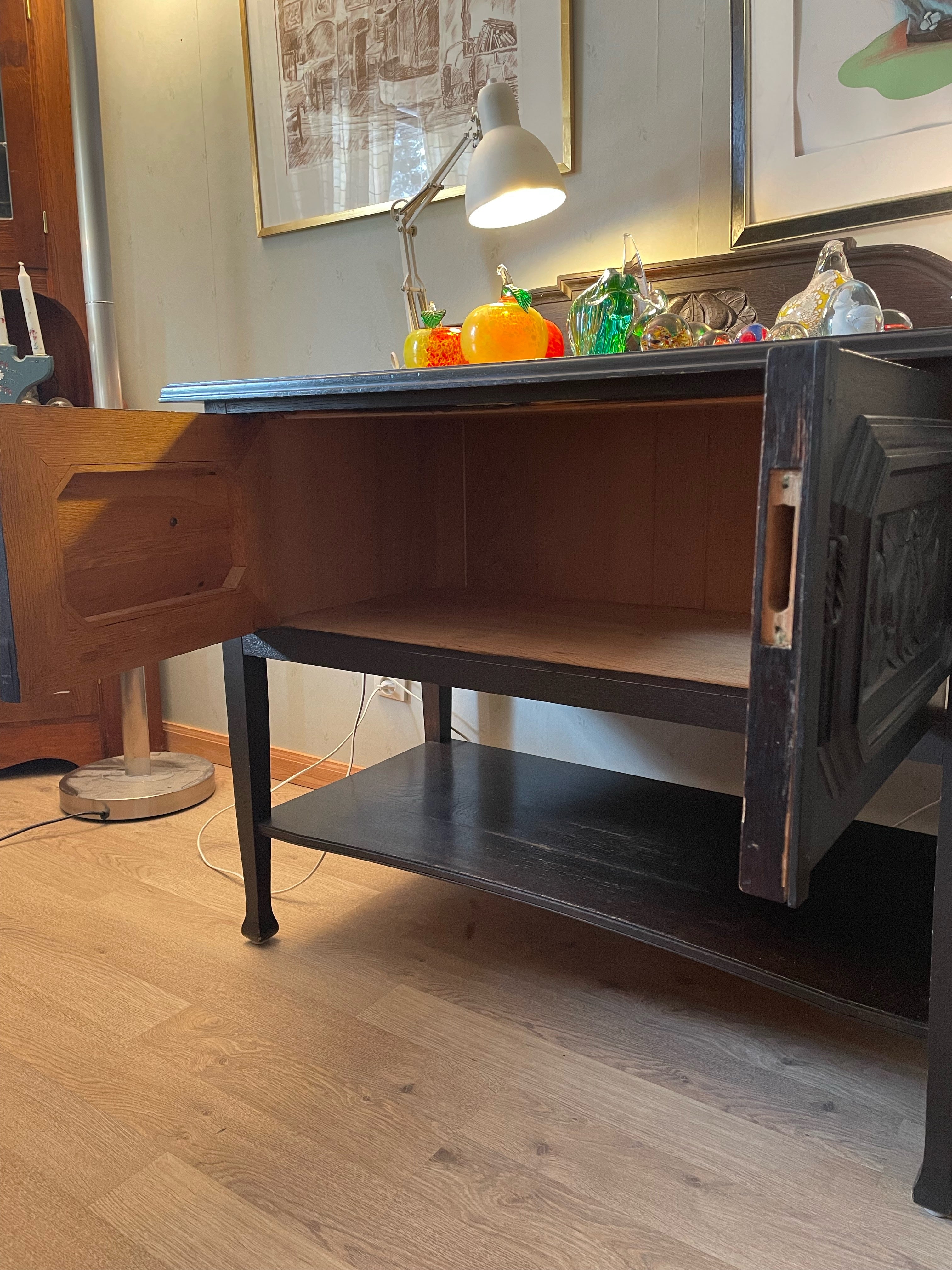 Stor vacker antik skänk / sideboard 1800 tal i mycket fint skick.