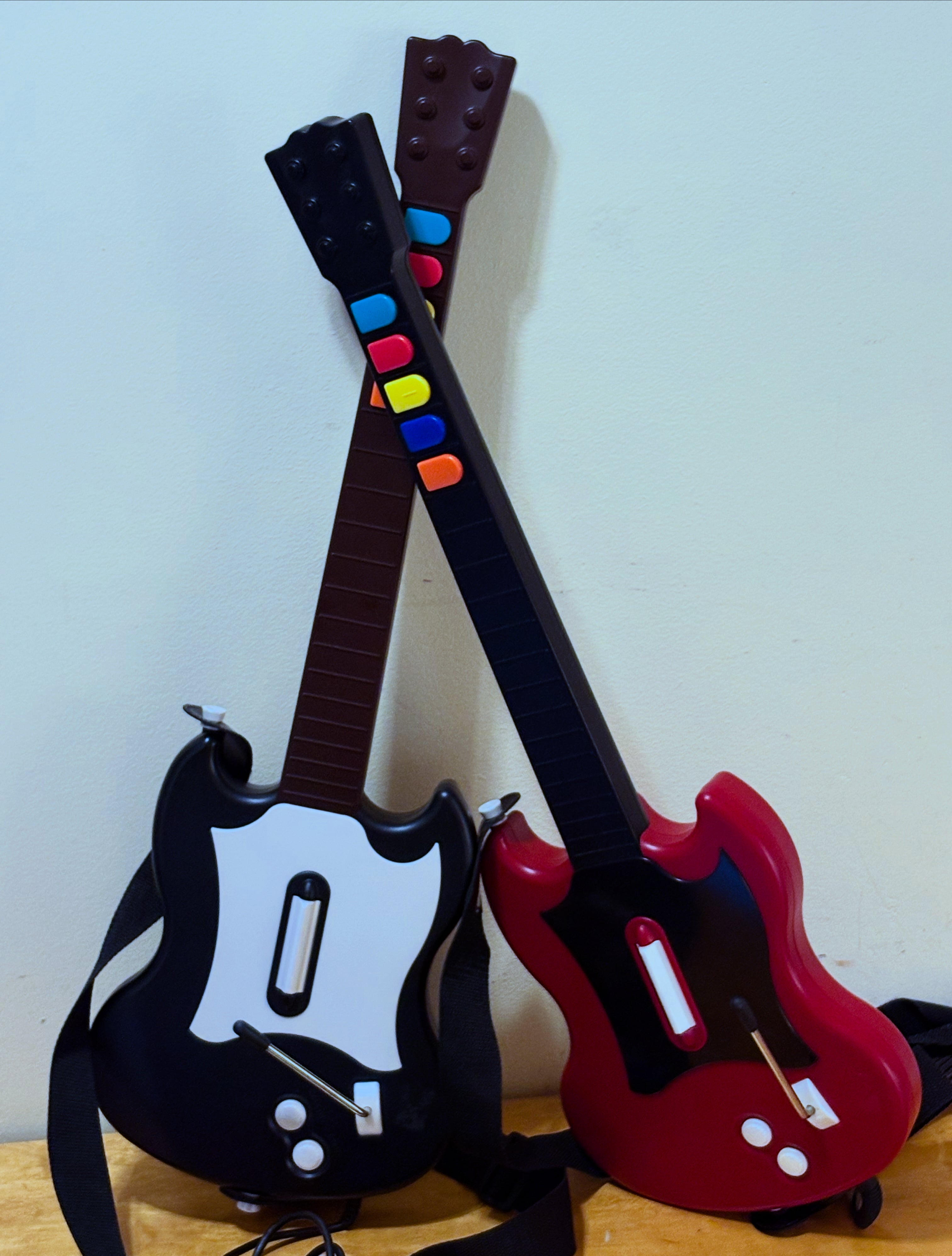 Två st retro Guitar Hero gitarrer för Playstation 2 i nyskick.