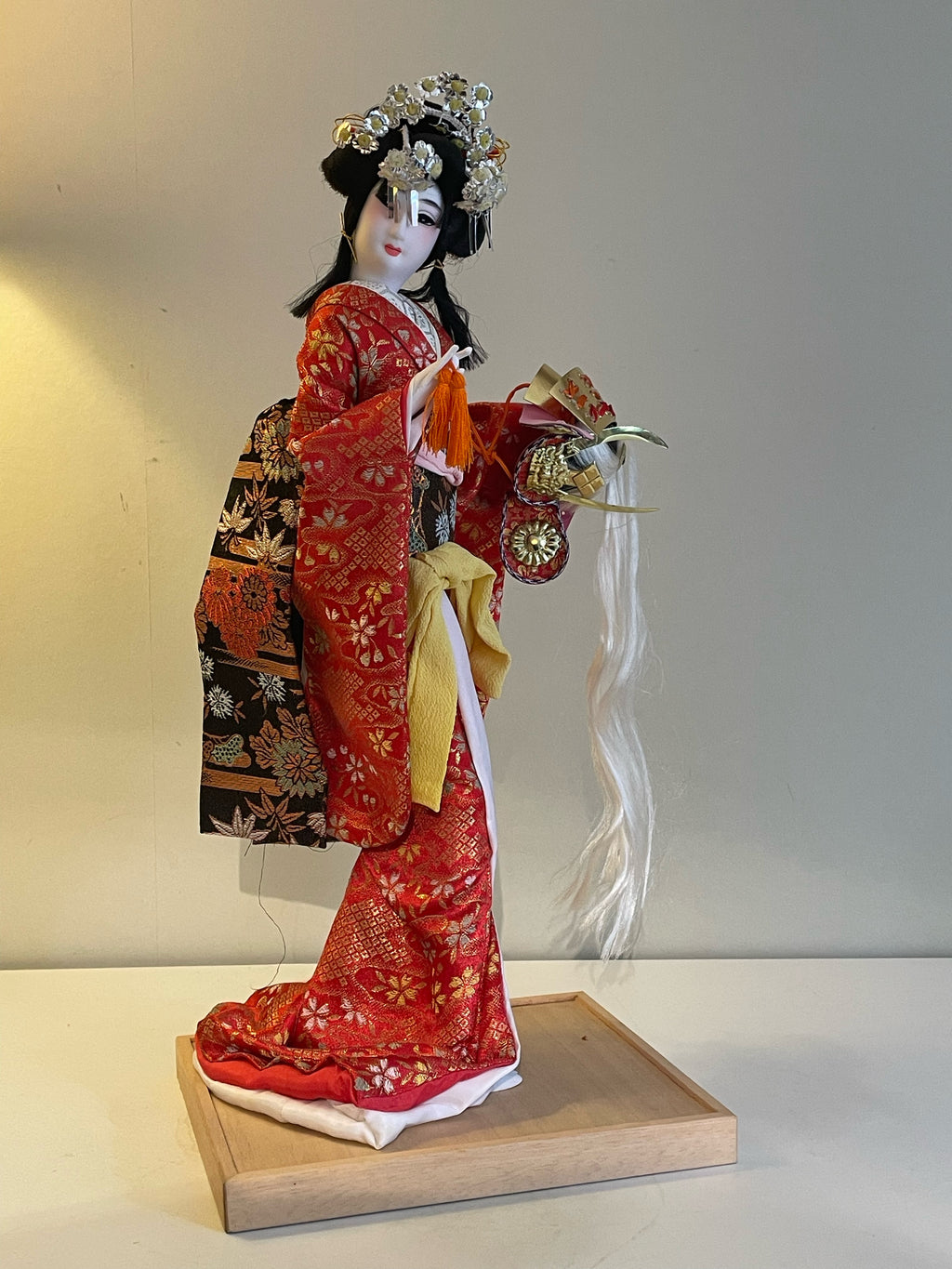 Vacker Geisha docka med autentisk kulturell kimono med vagn i mässing i nyskick.
