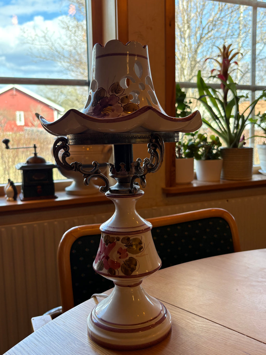 Kul och annorlunda vintage bordslampa i emalj 1970 tal.