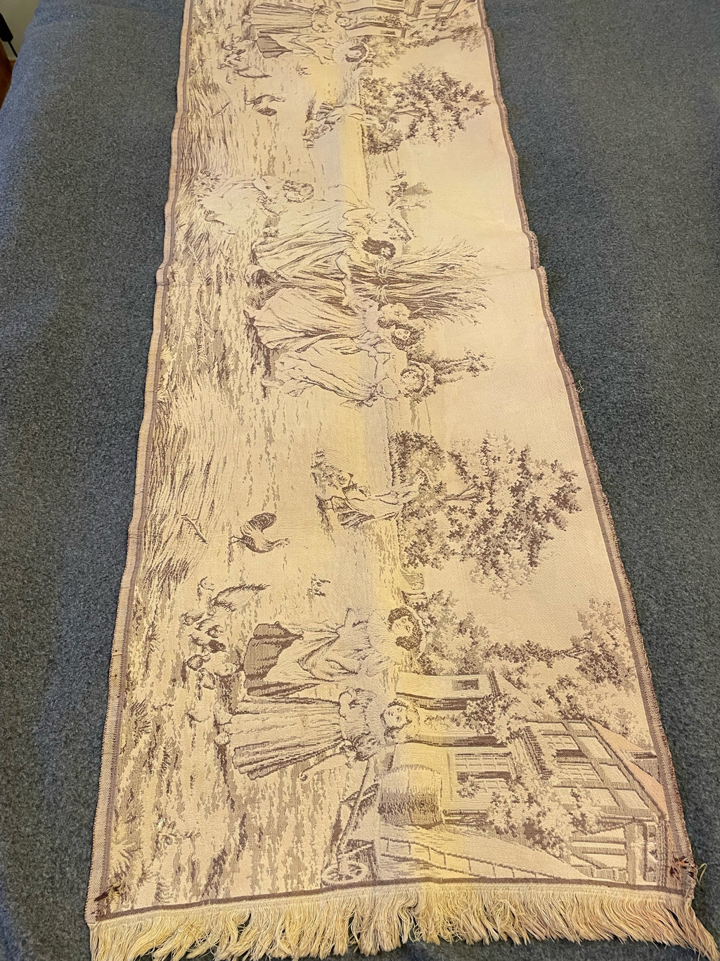 Vacker antik vepa 1800 tal föreställande ett skördemotiv.
