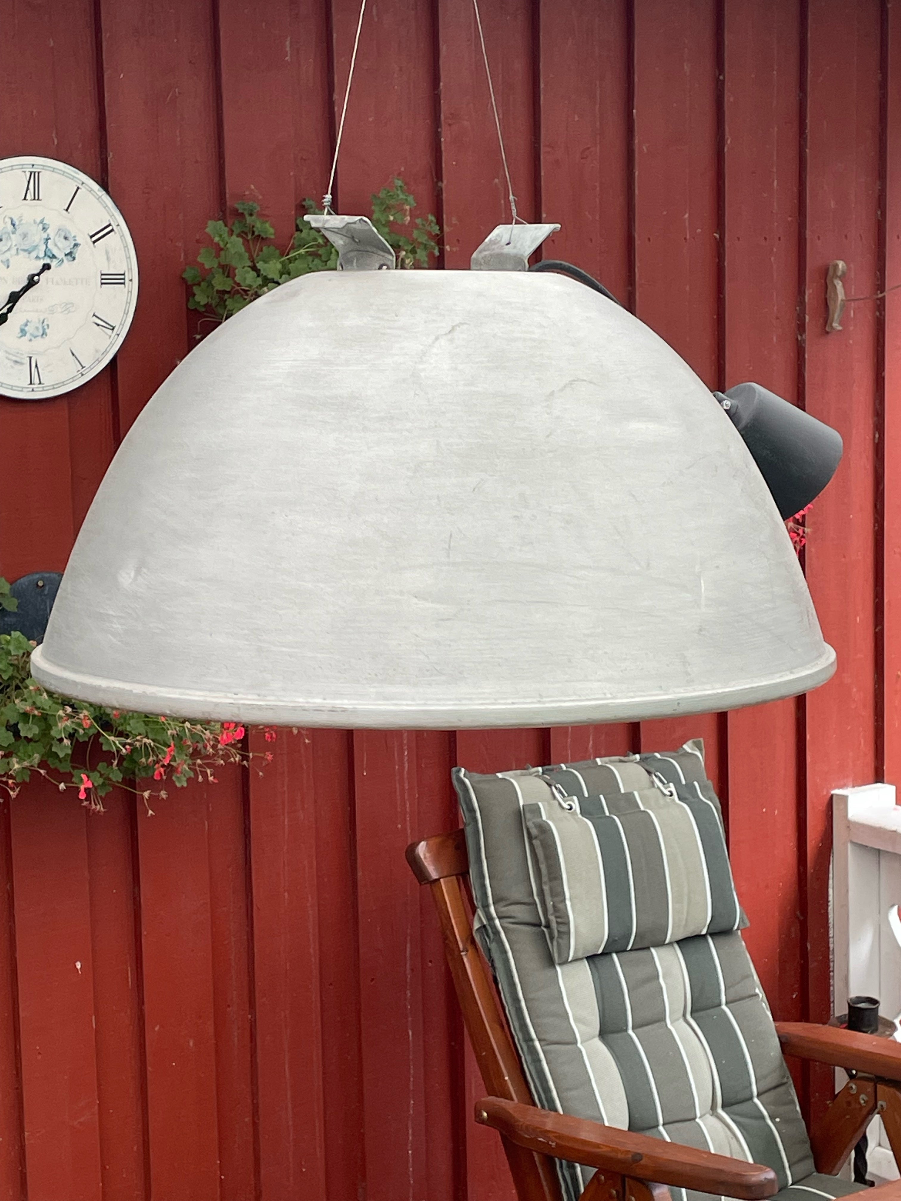 Stoor cool taklampa i industriell stil och design. 50 cm + i diameter.