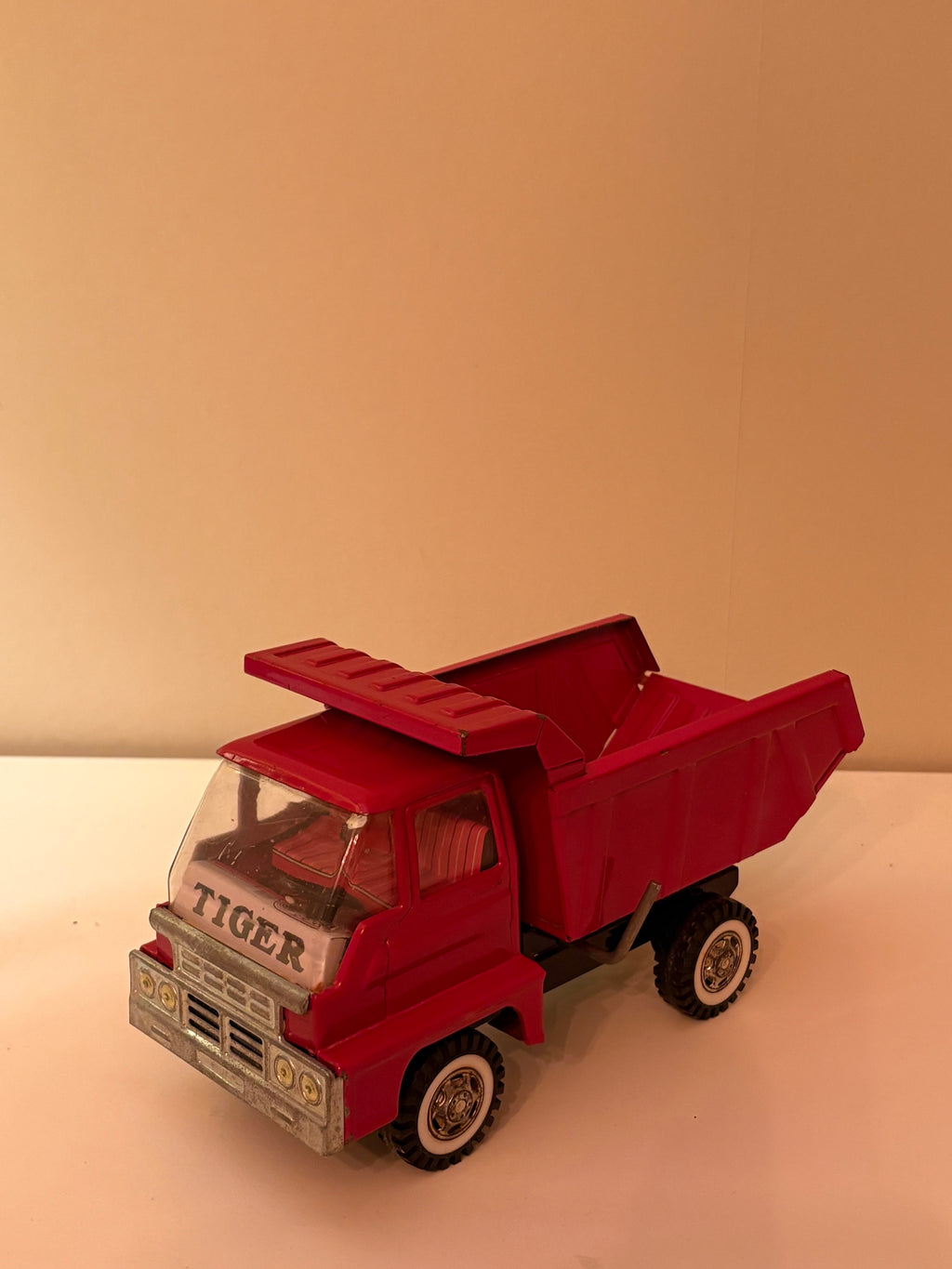 En riktigt cool vintage leksakslastbil från Japan 1960 / 70 tal. En ”Alter Kipplaster Tiger”